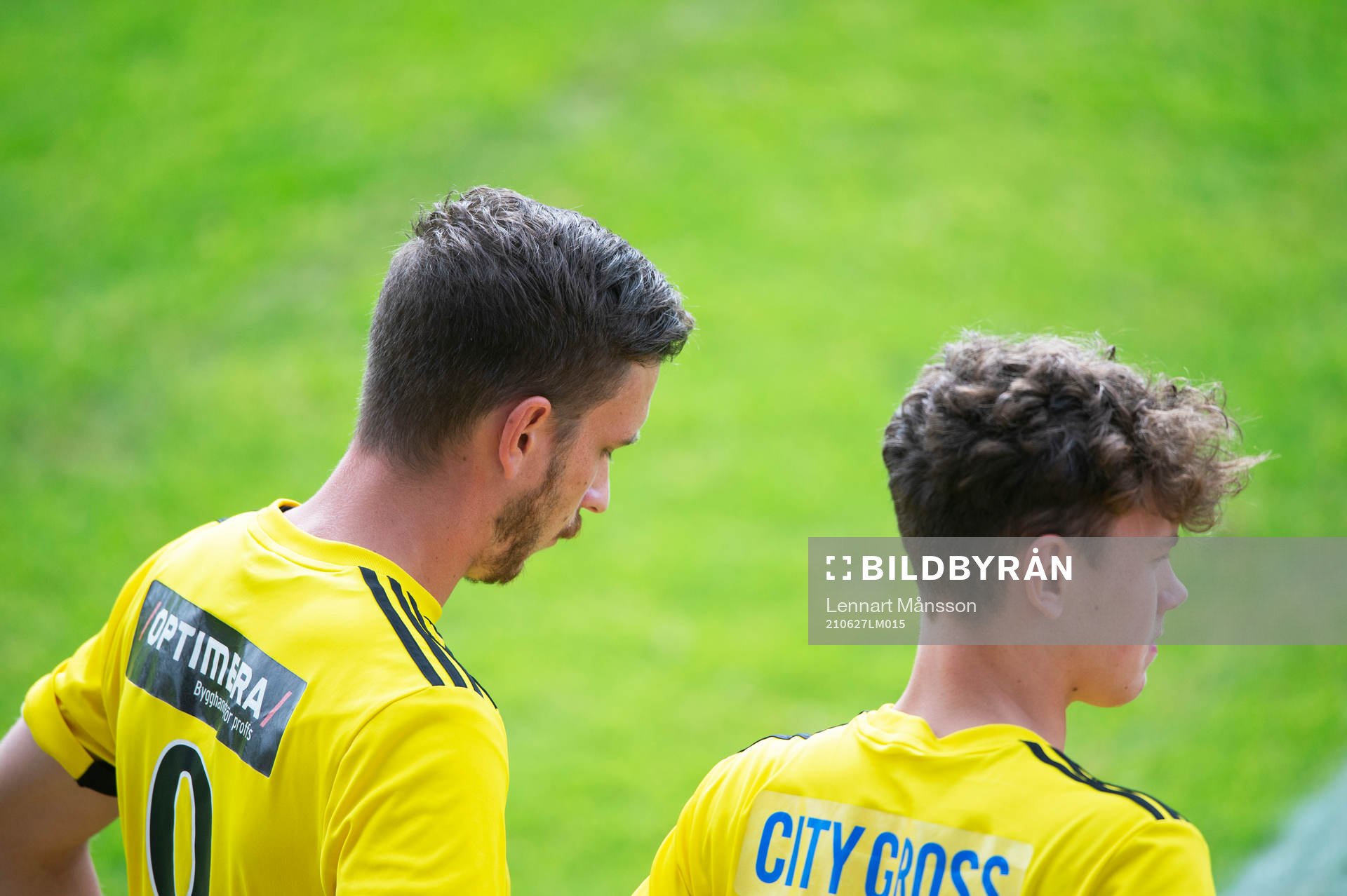 IFK Hässleholms Max Sandberg och Max Nilsson på väg bytas in i matchen i division 2 mellan iFK Hässleholm och Räppe GOIF i Hässleholm 27 juni 2021.