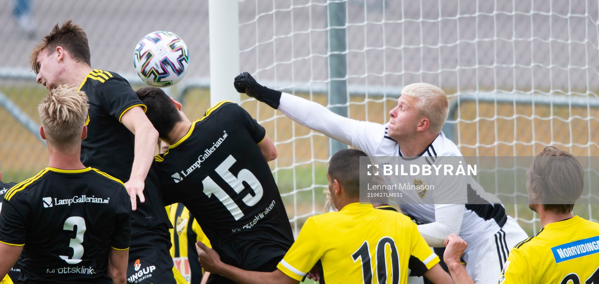 IFK Hässleholms målvakt Jacob Holmberg boxar bort bollen vid en hörna i matchen i division 2 mellan iFK Hässleholm och Räppe GOIF i Hässleholm 27 juni 2021.