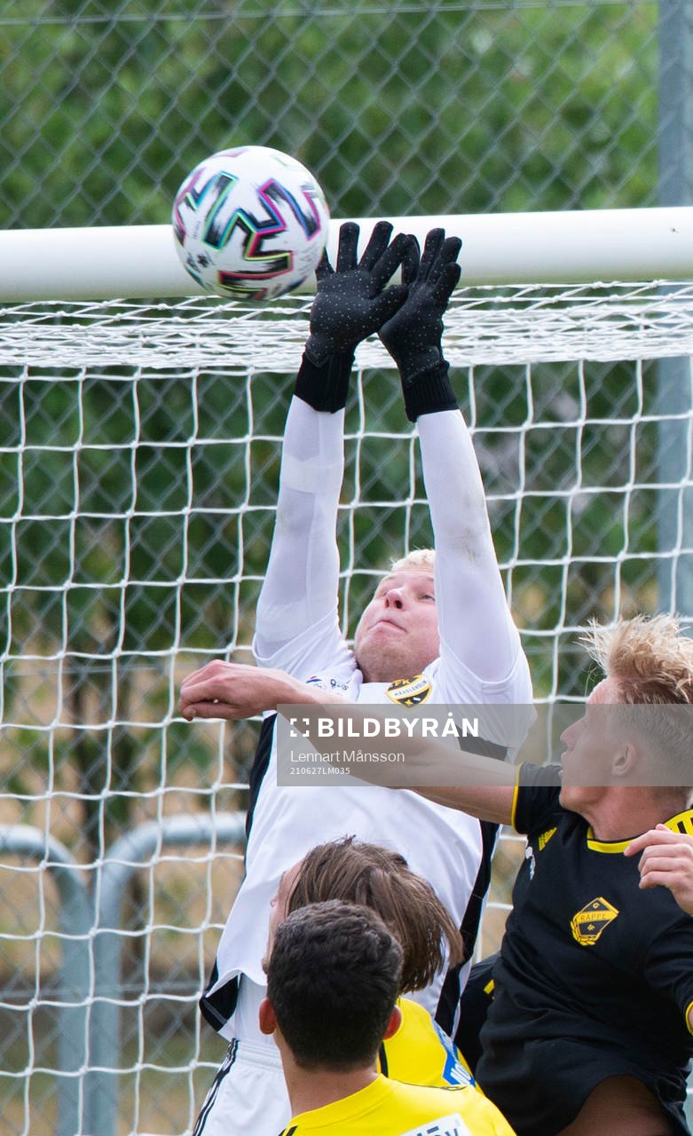 IFK Hässleholms Jacob Holmberg i matchen i division 2