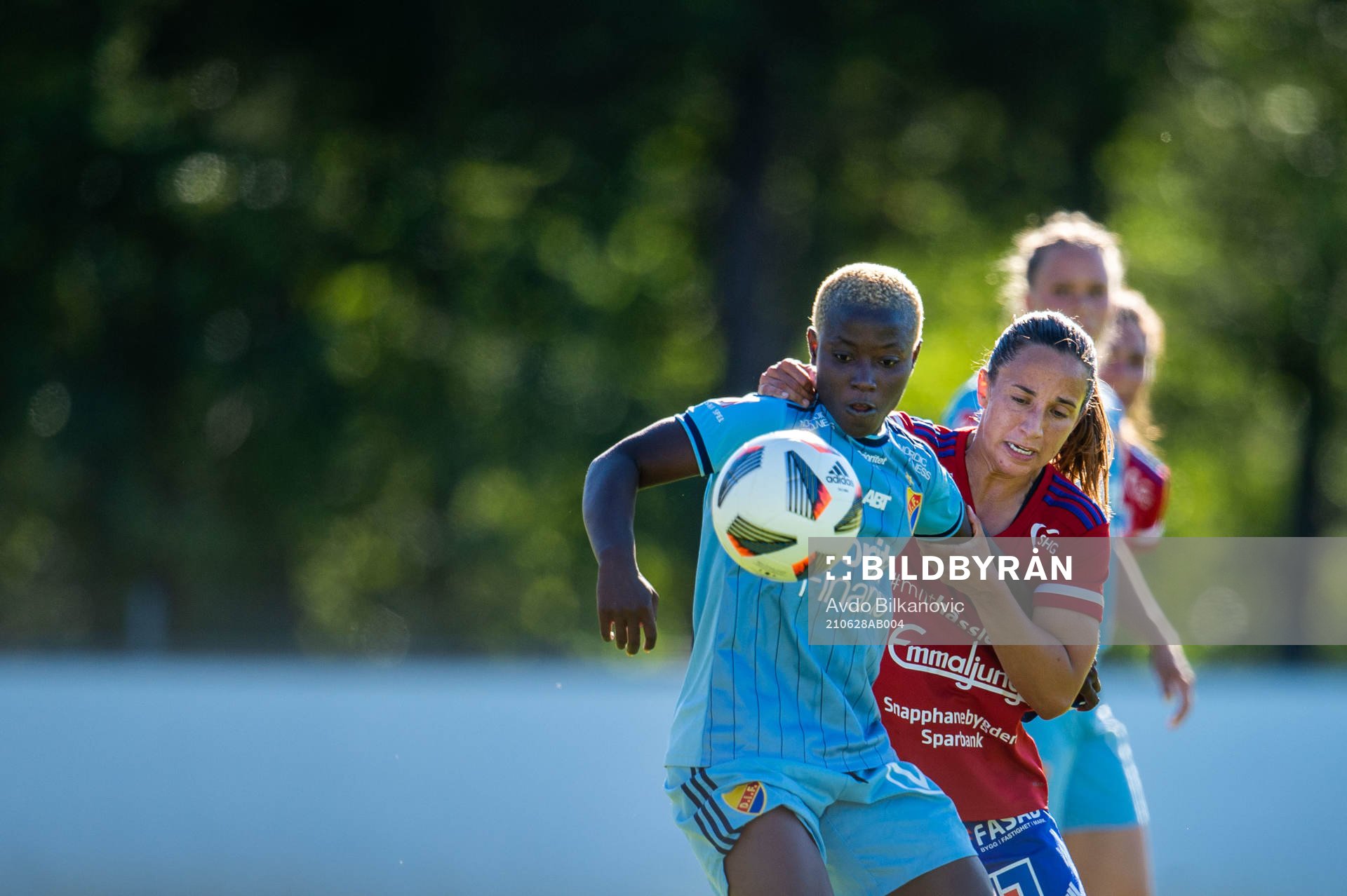 Djurgårdens Elizabeth Addo och Vittsjös Briana Campos under fotbollsmatchen i Damallsvenskan mellan Vittsjö och Djurgården den 28 juni 2021 i Vittsjö.