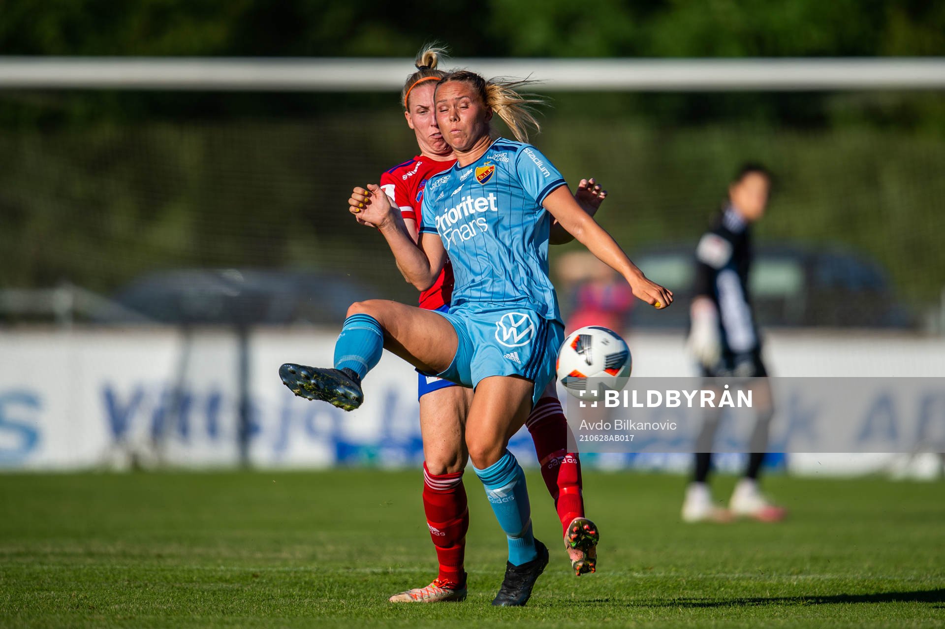 Djurgårdens Hanna Ekengren och Vittsjös Sandra Adolfsson under fotbollsmatchen i Damallsvenskan mellan Vittsjö och Djurgården den 28 juni 2021 i Vittsjö. 