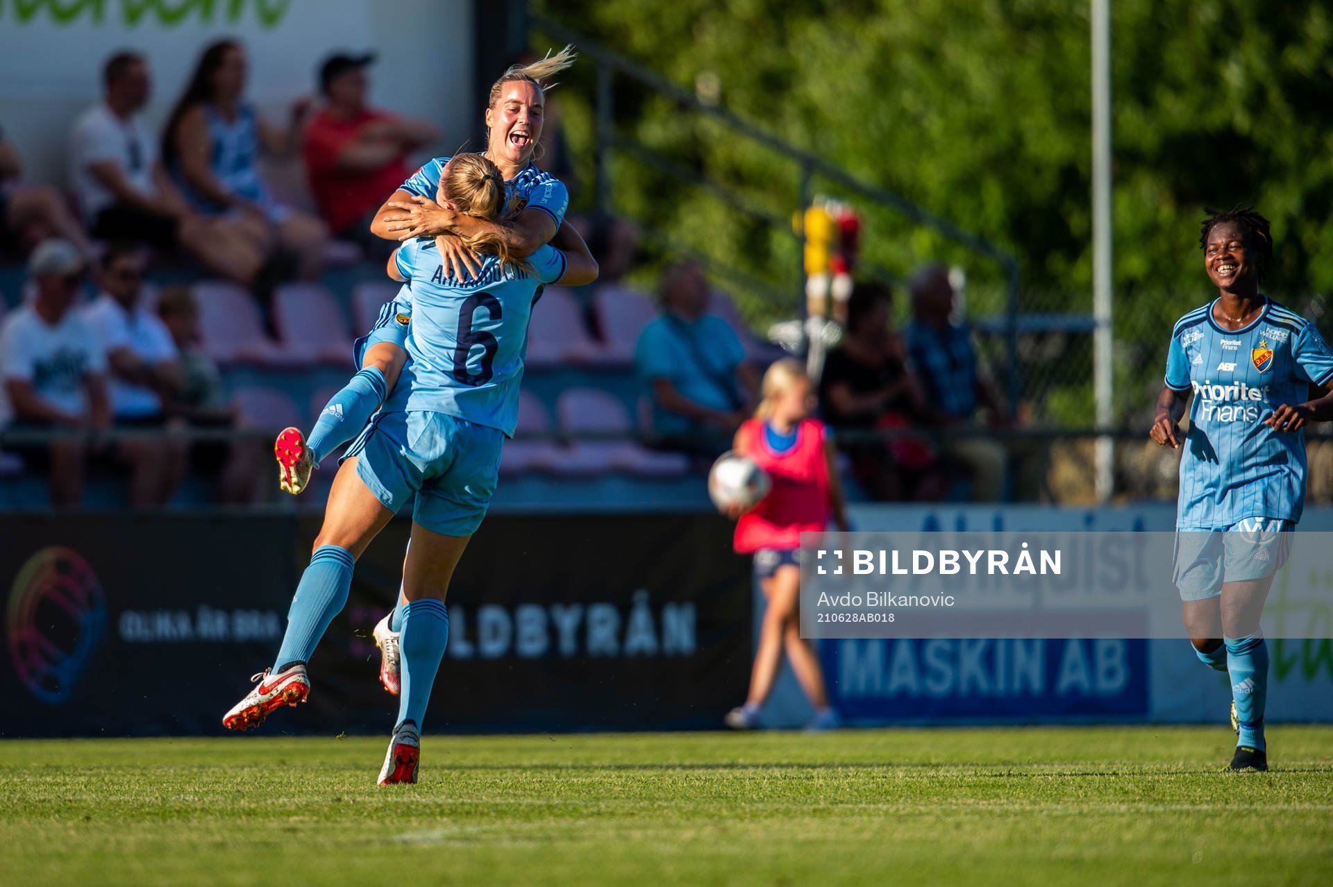 Djurgårdens Fanny Lång och Gudrun Arnadottir jublar