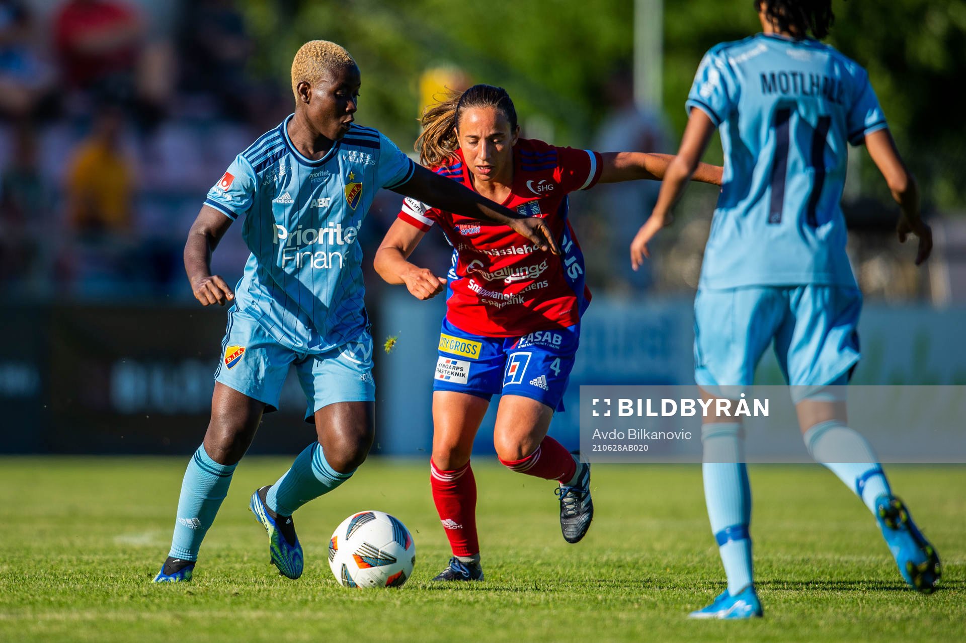 Djurgårdens Elizabeth Addo och Vittsjös Briana Campos under fotbollsmatchen i Damallsvenskan mellan Vittsjö och Djurgården den 28 juni 2021 i Vittsjö.