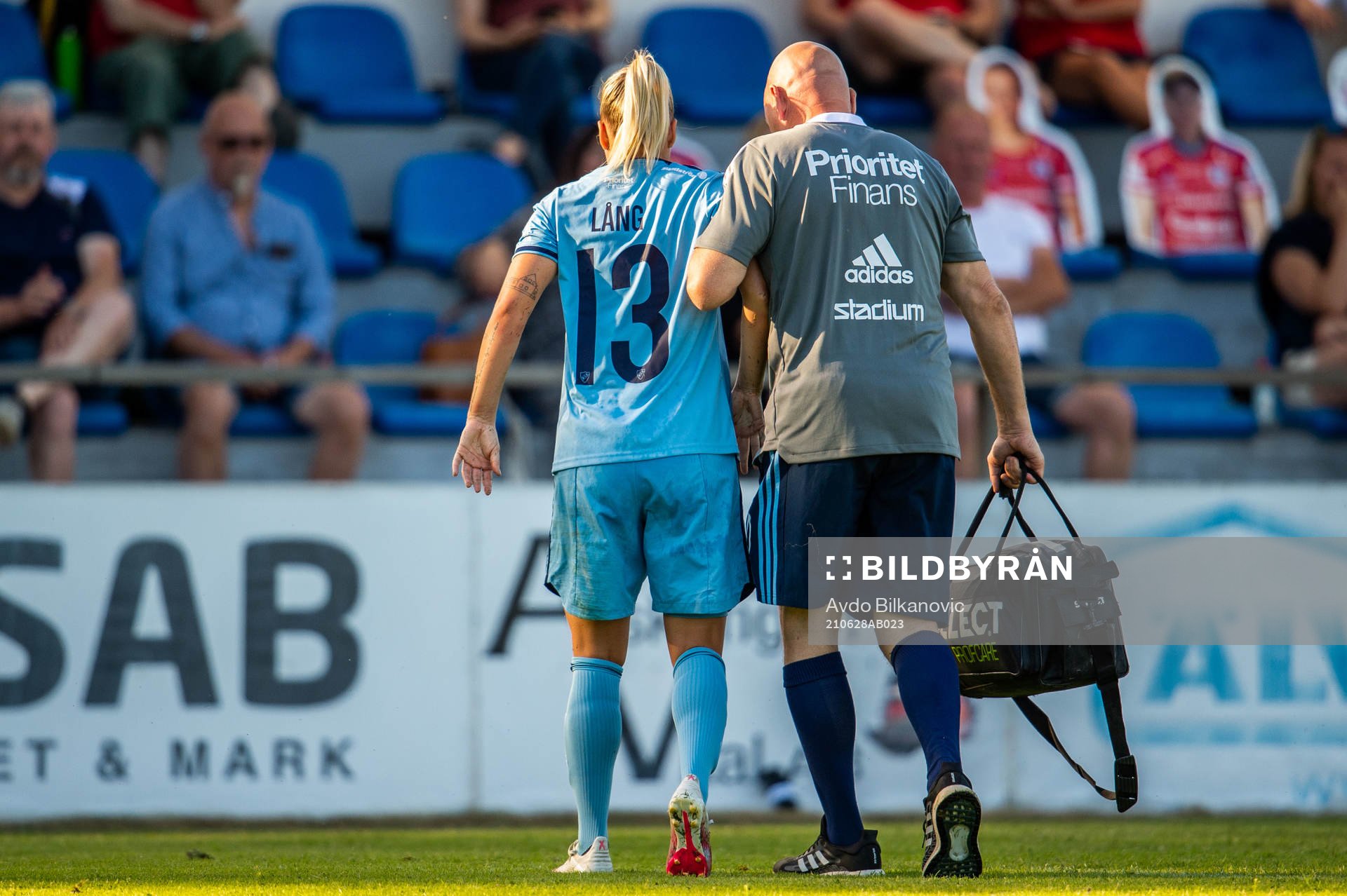 Djurgårdens Fanny Lång får hjälp av plan