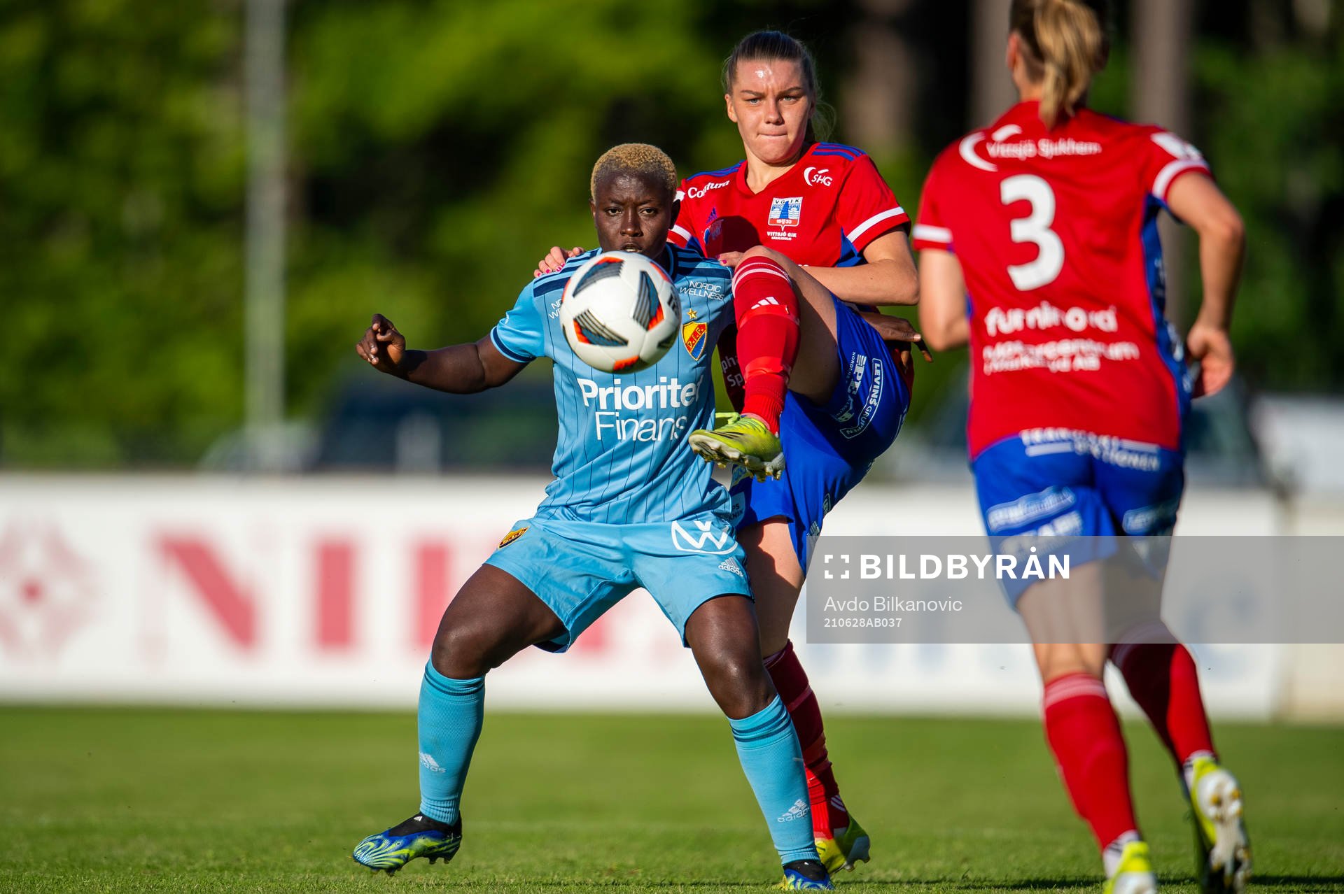 Djurgårdens Elizabeth Addo och Vittsjös Ebba Hed