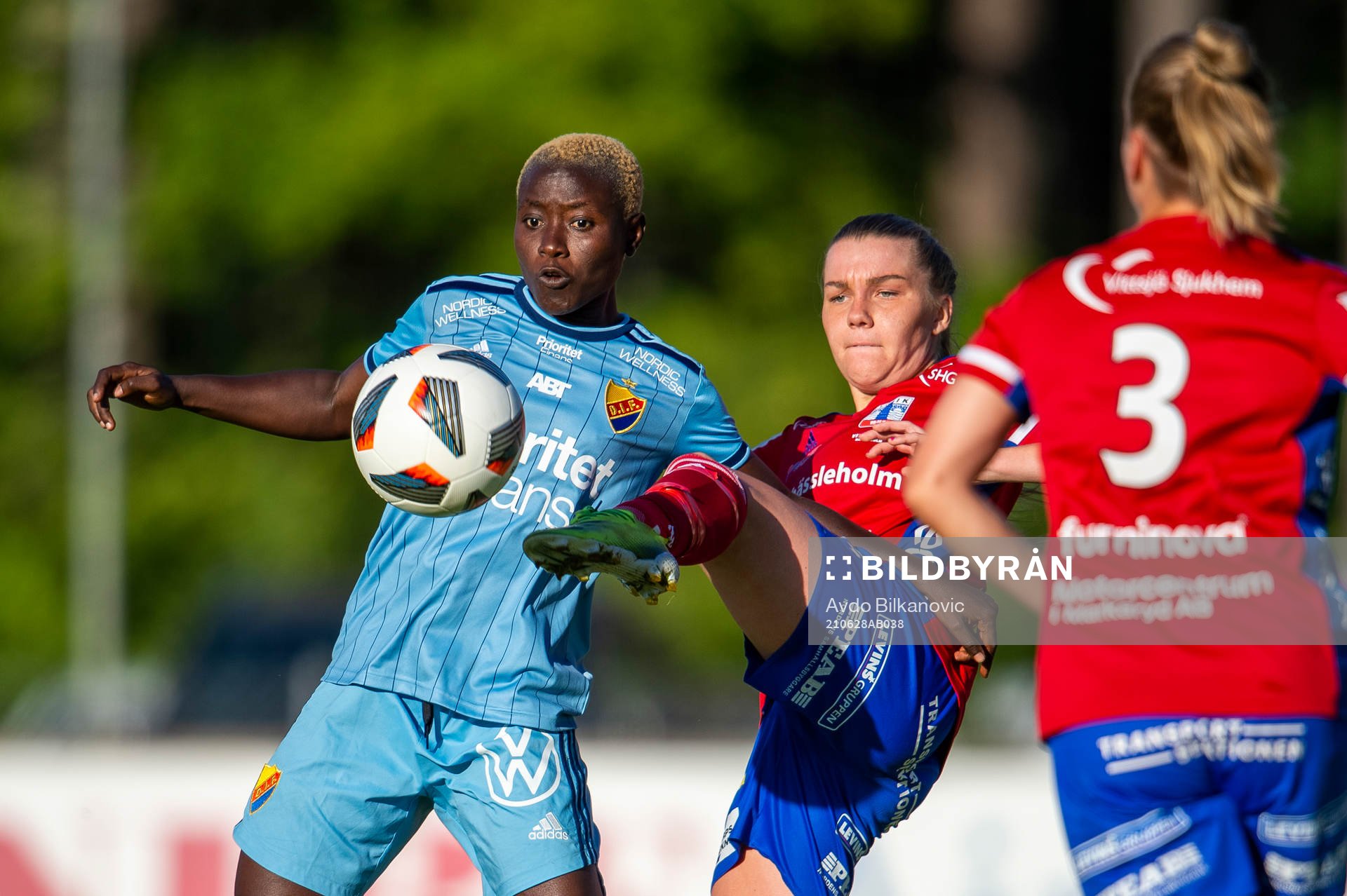 Djurgårdens Elizabeth Addo och Vittsjös Ebba Hed