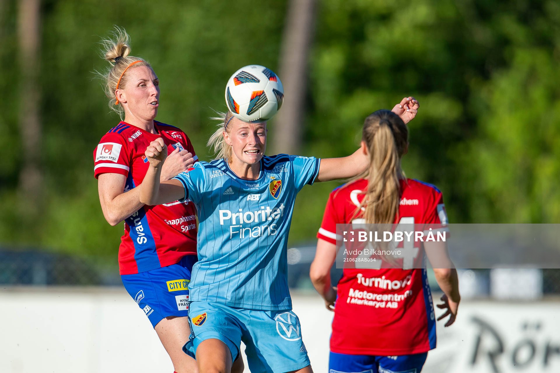 Vittsjös Sandra Adolfsson och Djurgårdens Hanna Stokki under fotbollsmatchen i Damallsvenskan mellan Vittsjö och Djurgården den 28 juni 2021 i Vittsjö.