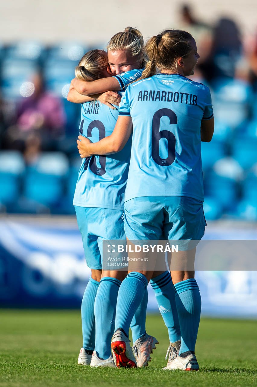 Djurgårdens Fanny Lång jublar efter slutsignalen under fotbollsmatchen i Damallsvenskan mellan Vittsjö och Djurgården den 28 juni 2021 i Vittsjö.
