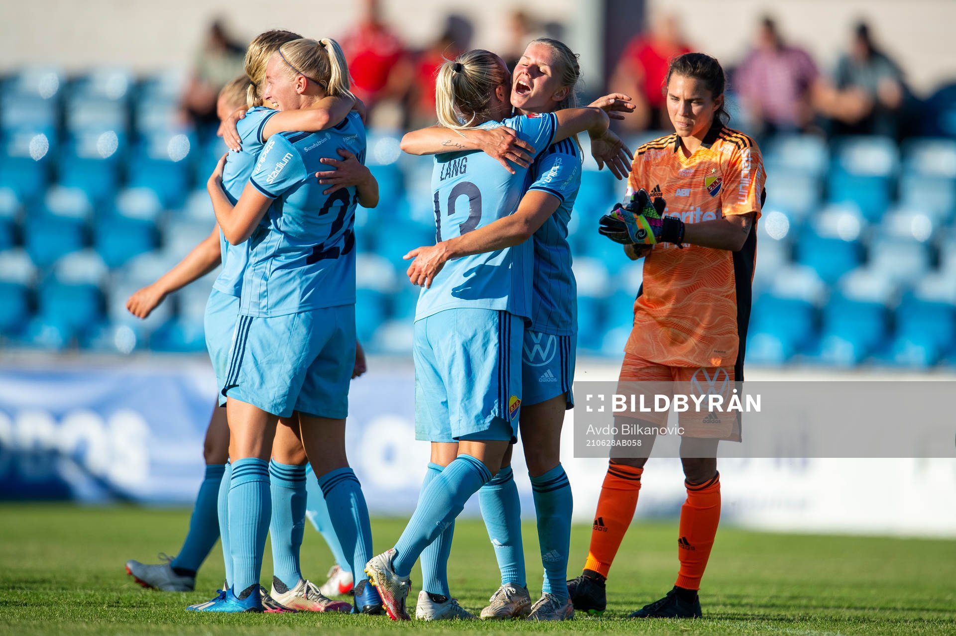 Djurgårdens Nellie Lilja och Fanny Lång jublar efter slutsignalen under fotbollsmatchen i Damallsvenskan mellan Vittsjö och Djurgården den 28 juni 2021 i Vittsjö.