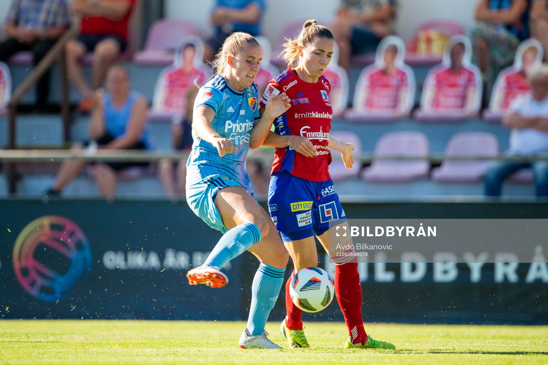 Vittsjös Clara Markstedt och Gudrun Arnadottir under fotbollsmatchen i Damallsvenskan mellan Vittsjö och Djurgården den 28 juni 2021 i Vittsjö.