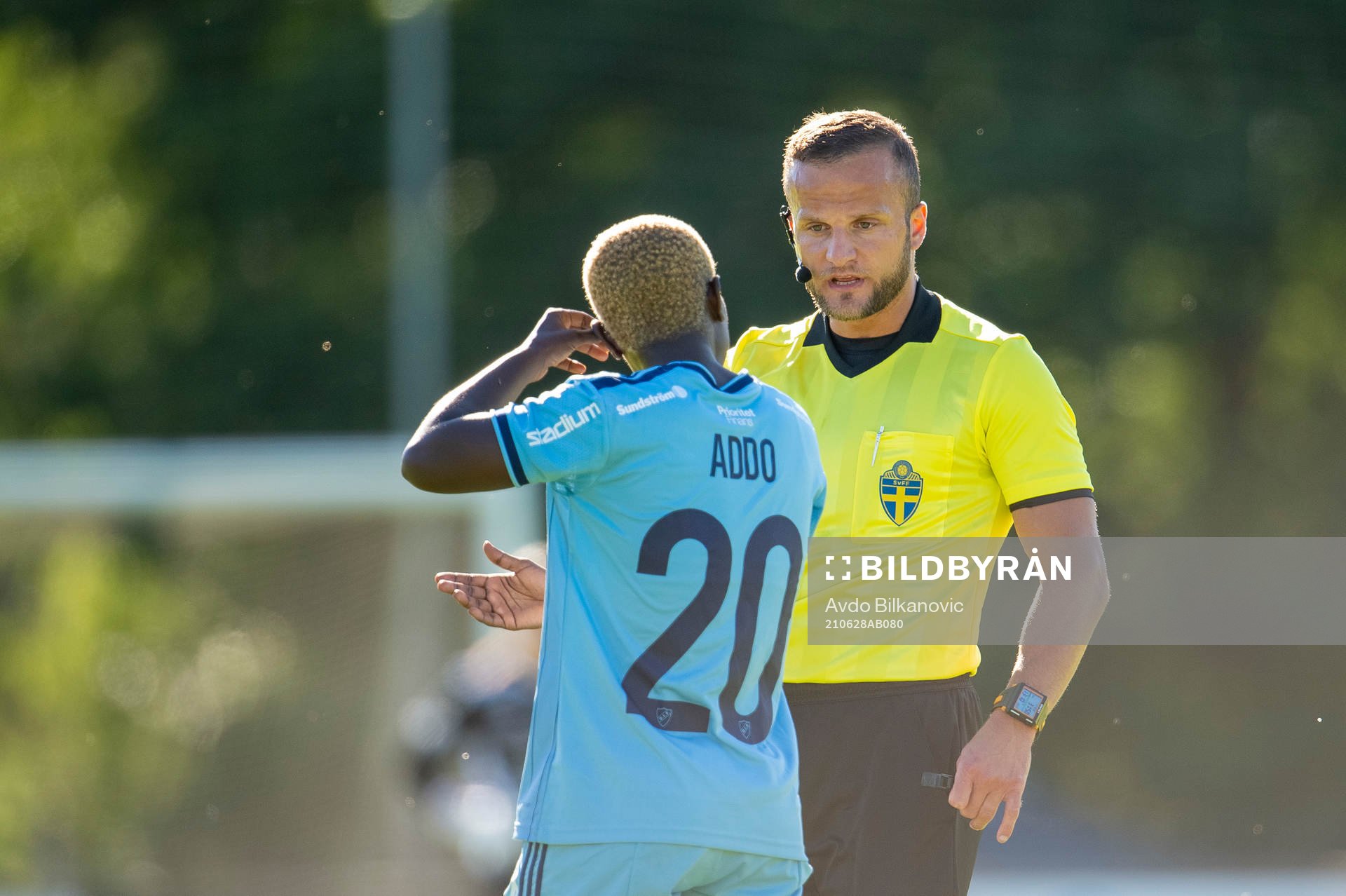 Djurgårdens Elizabeth Addo och Domare Rinon Hasani