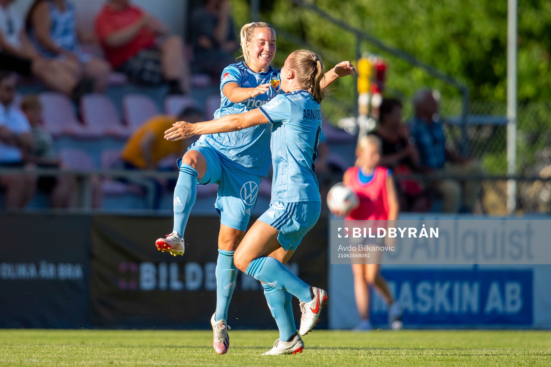 Djurgårdens Fanny Lång och Gudrun Arnadottir jublar