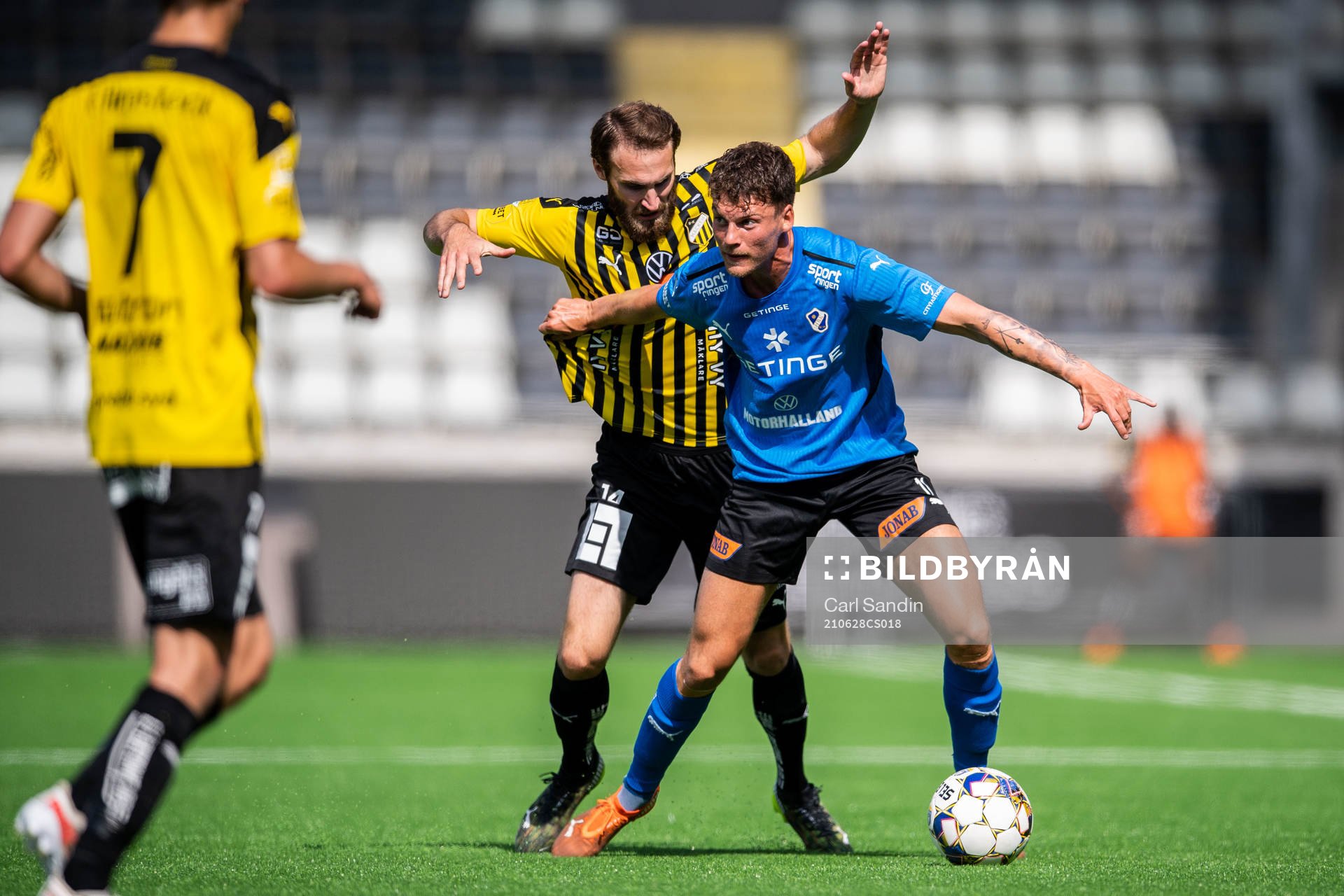 Häckens Oskar Sverrisson och Halmstads Samuel Kroon