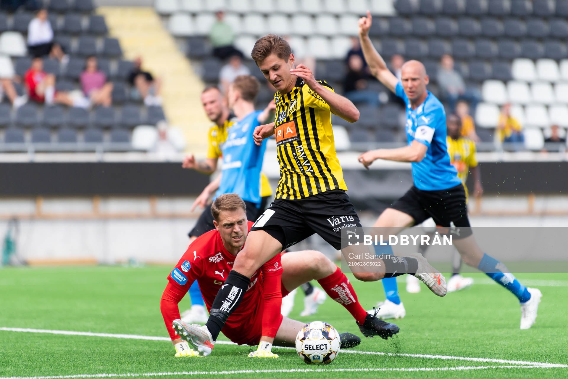 Halmstads målvakt Malkolm Nilsson Säfqvist och Häckens