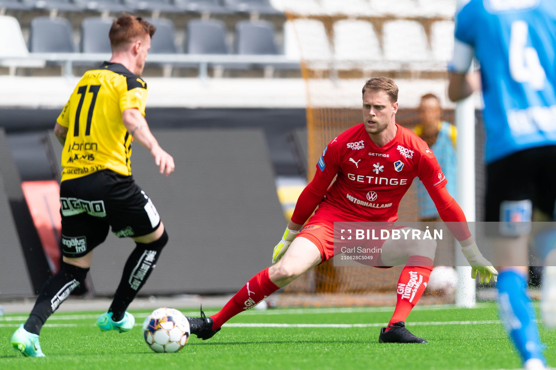 Häckens Tobias Heintz mot Halmstads målvakt Malkolm