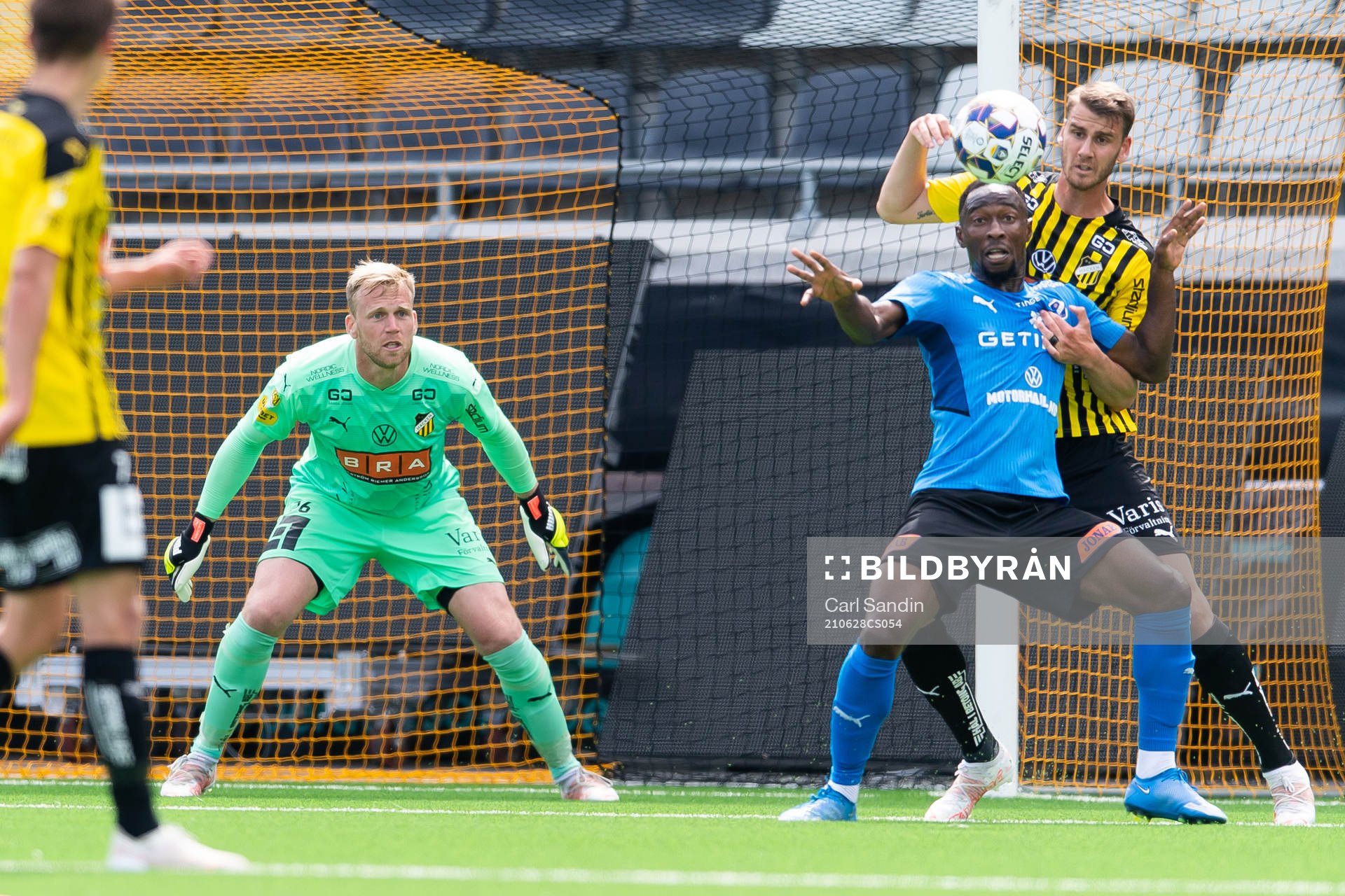 Häckens målvakt Peter Abrahamsson, Halmstads Sadat Karim
