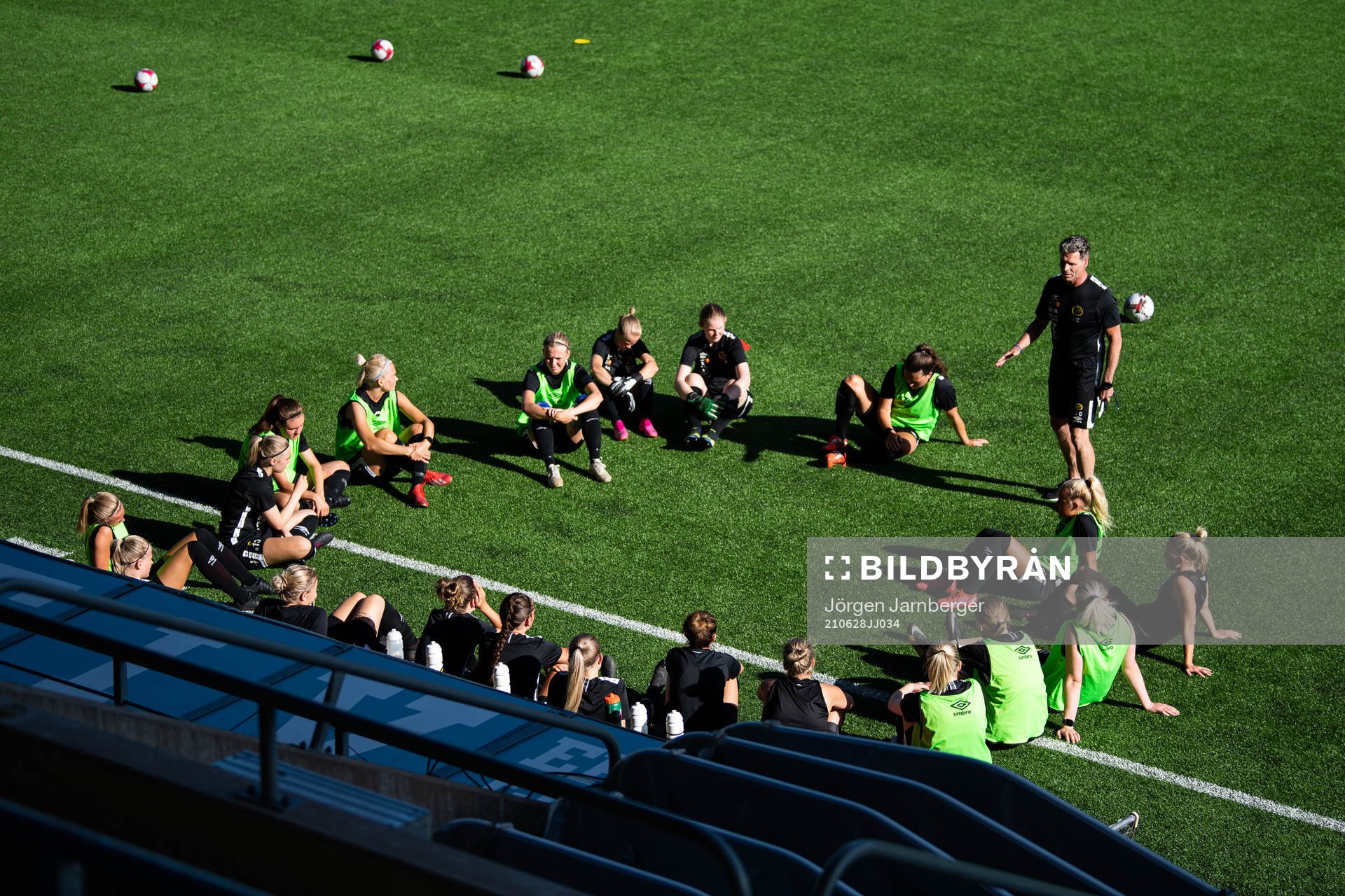 Tränare Joakim Carlsson instruerar spelarna under en samling under en träning med Elfsborg den 28 juni 2021 i Borås. 