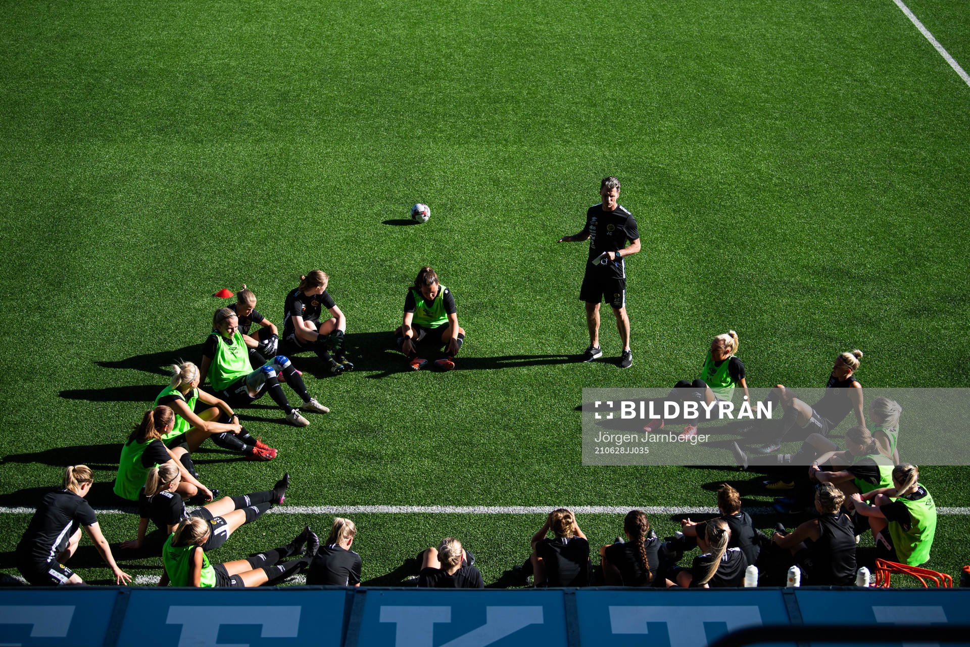 Tränare Joakim Carlsson instruerar spelarna under en samling under en träning med Elfsborg den 28 juni 2021 i Borås. 