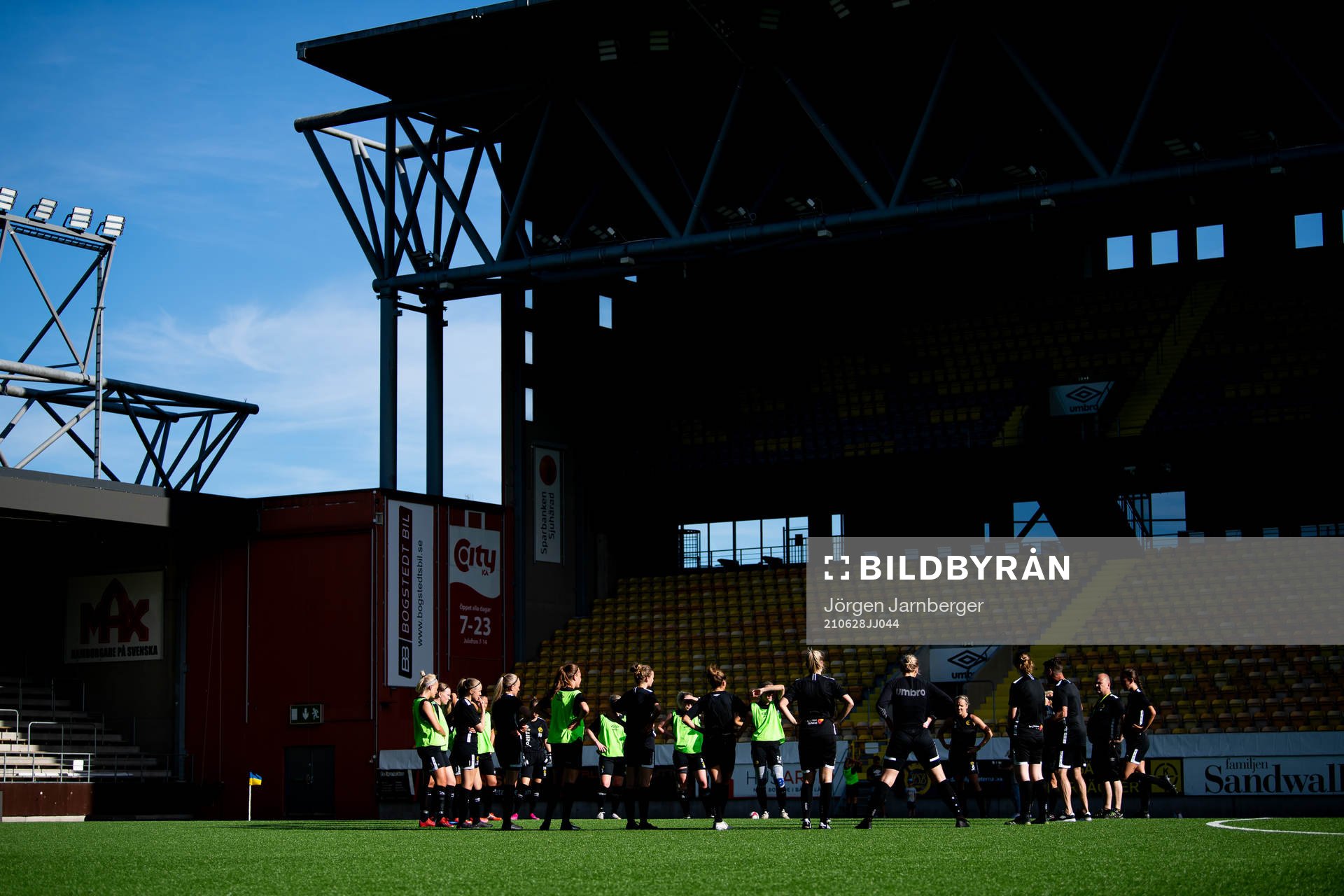 Tränare Joakim Carlsson instruerar spelarna under en samling under en träning med Elfsborg den 28 juni 2021 i Borås. 