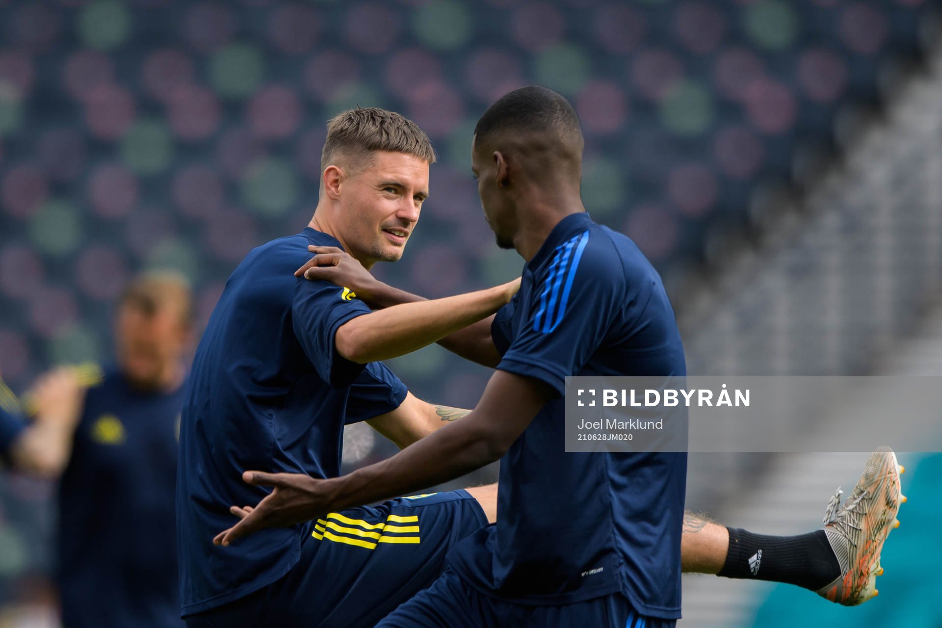 Mikael Lustig and Alexander Isak of the Swedish national