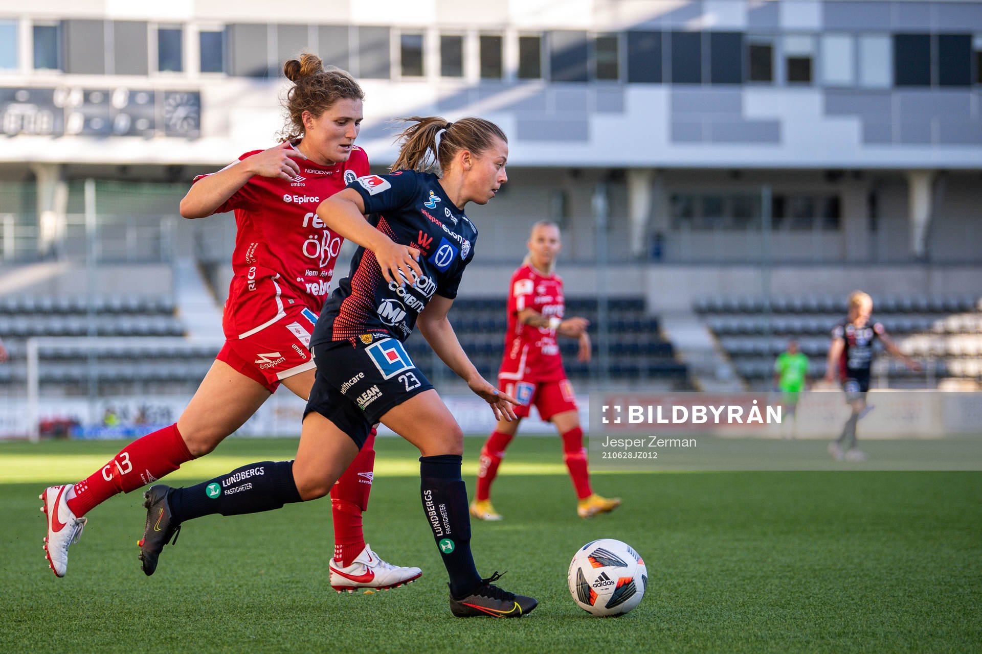 Örebros Jessie Scarpa och Linköpings Cornelia Kapocs