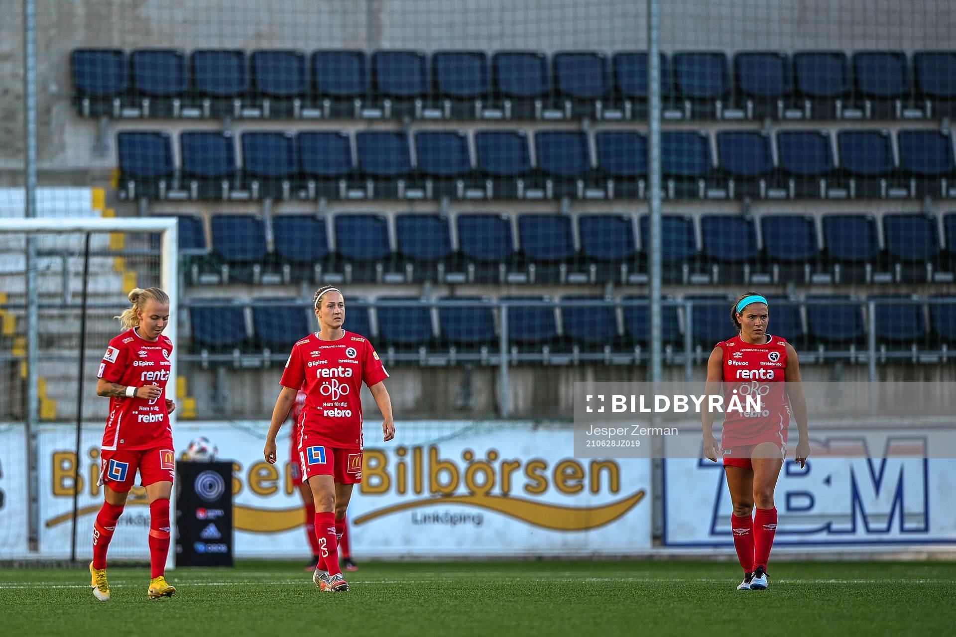 Örebros Sanna Kullberg och Carly Wickenheiser deppar