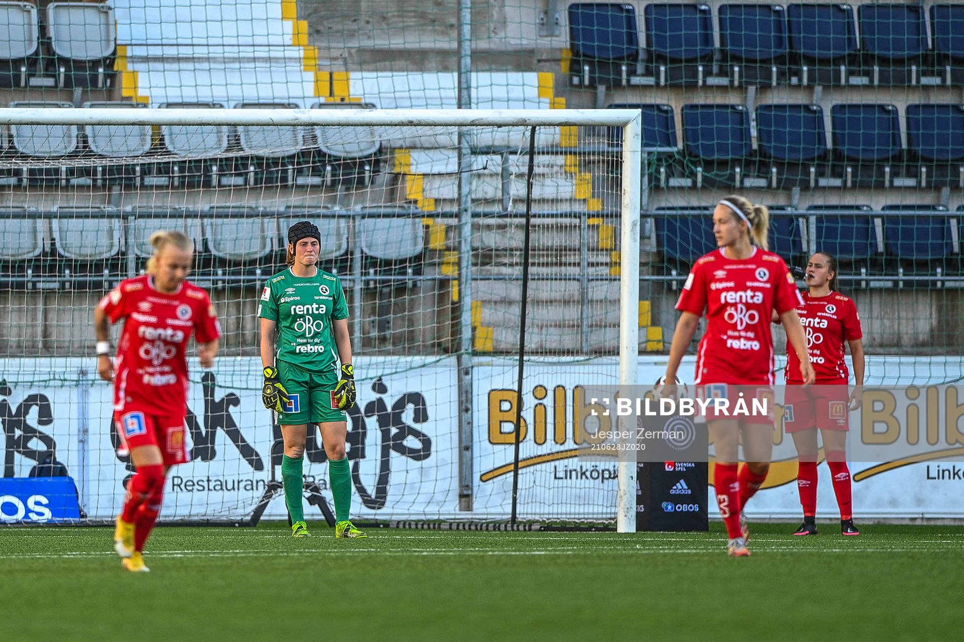 Örebros målvakt Tove Enblom deppar