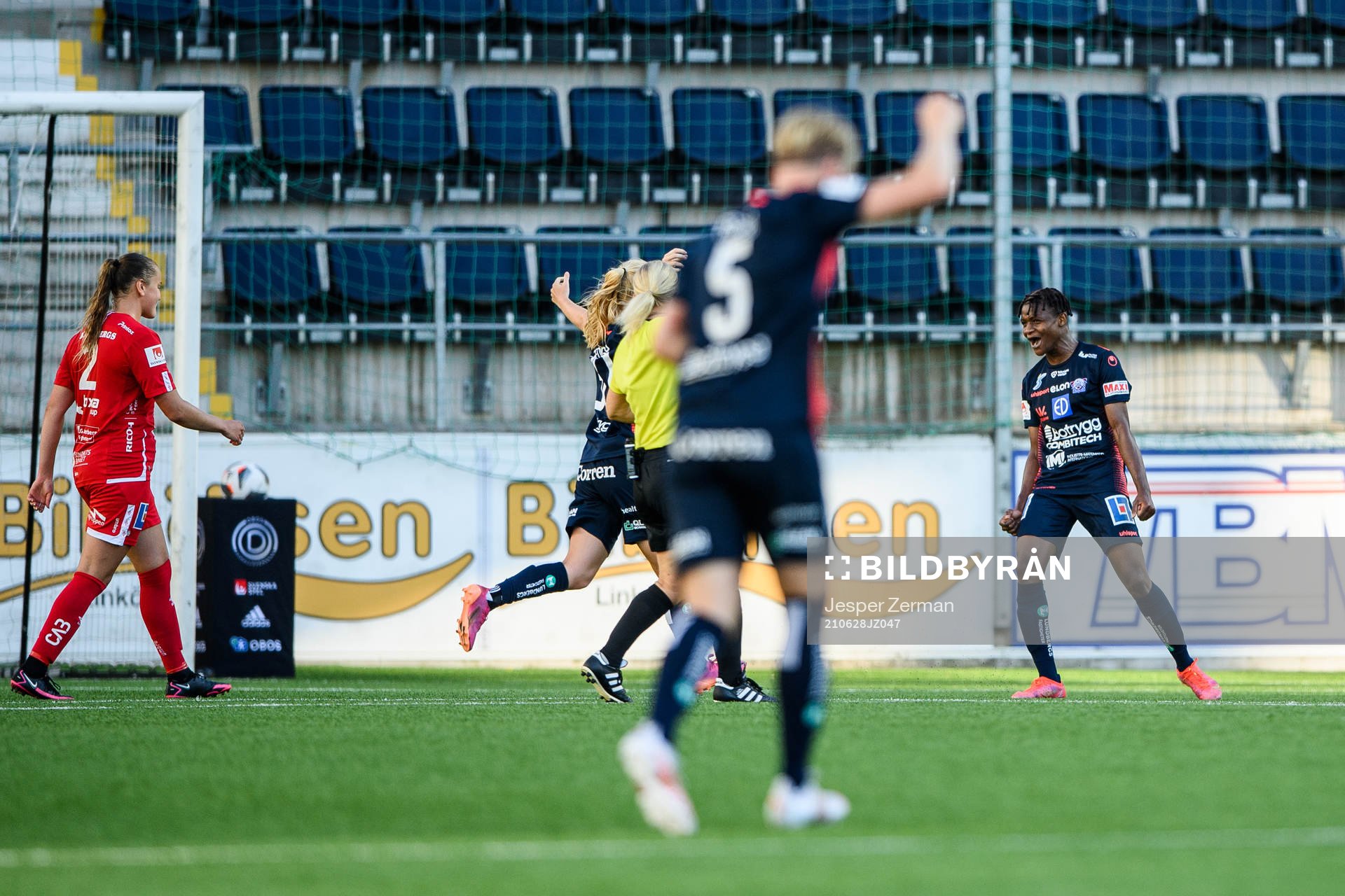 Linköpings Uchenna Grace Kanu jublar