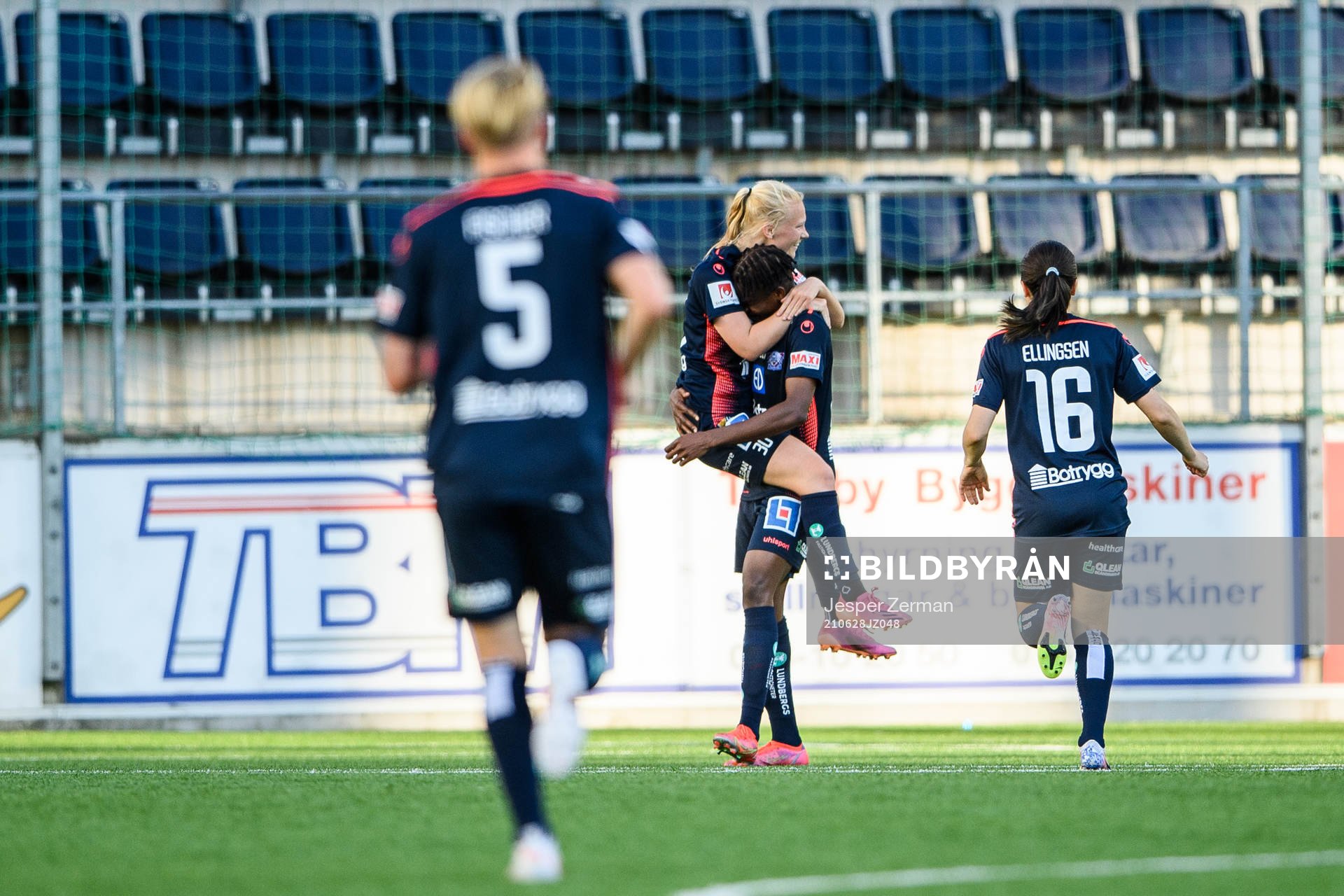 Linköpings Uchenna Grace Kanu jublar