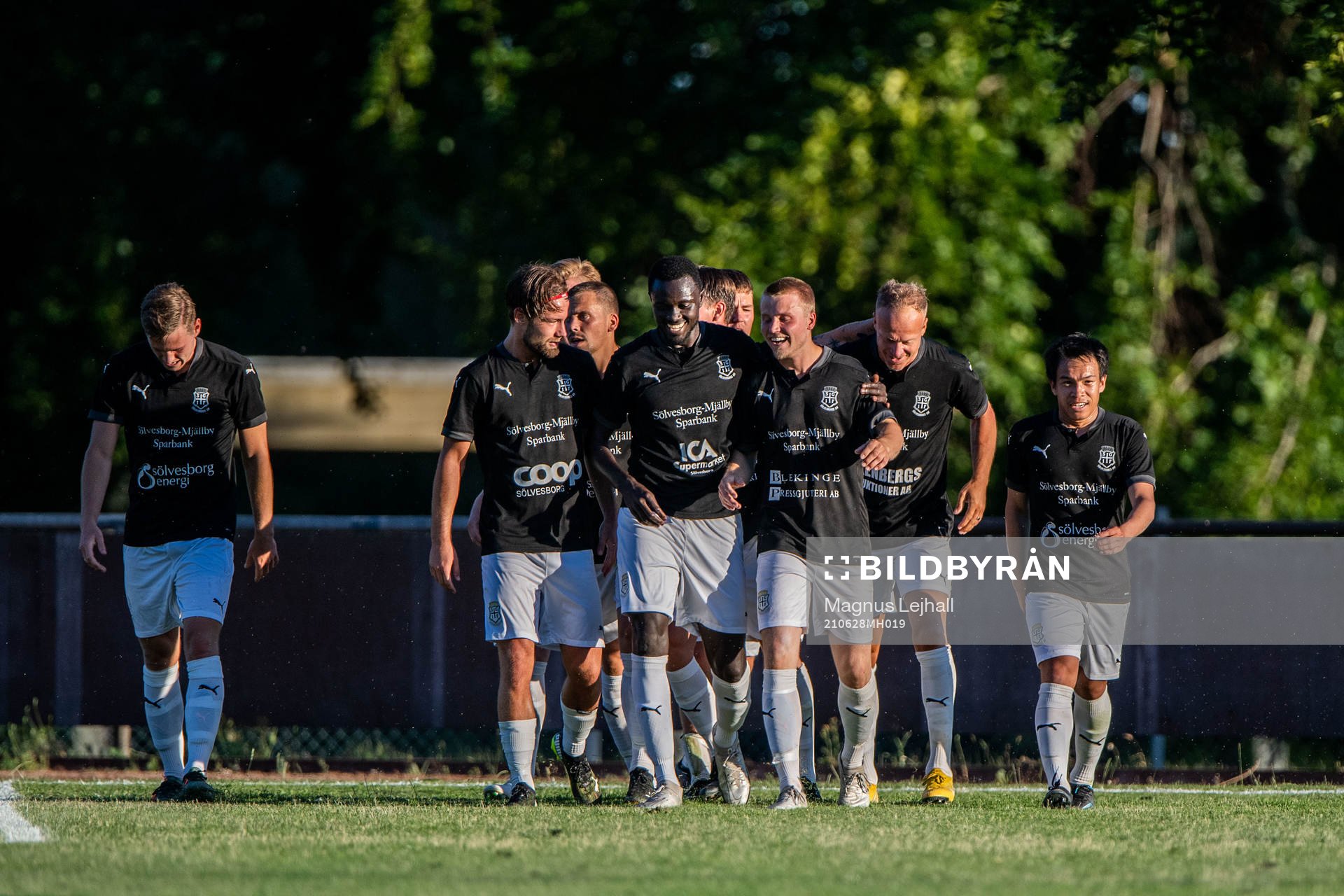 Sölvesborgs Gustaf Lindroth jublar med lagkamrater efter 1-0 under fotbollsmatchen i Division 2 Södra Götaland mellan Sölvesborg och Karlshamn den 28 juni 2021 i Sölvesborg.
