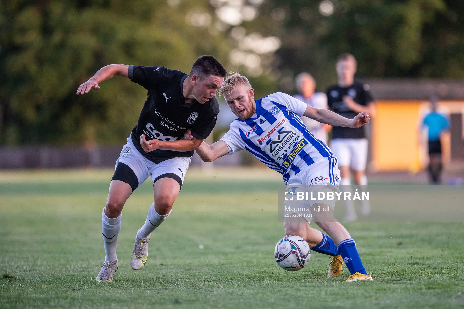 Sölvesborgs Filip Nilsson och Karlshamns Lukas Jönsson under fotbollsmatchen i Division 2 Södra Götaland mellan Sölvesborg och Karlshamn den 28 juni 2021 i Sölvesborg.