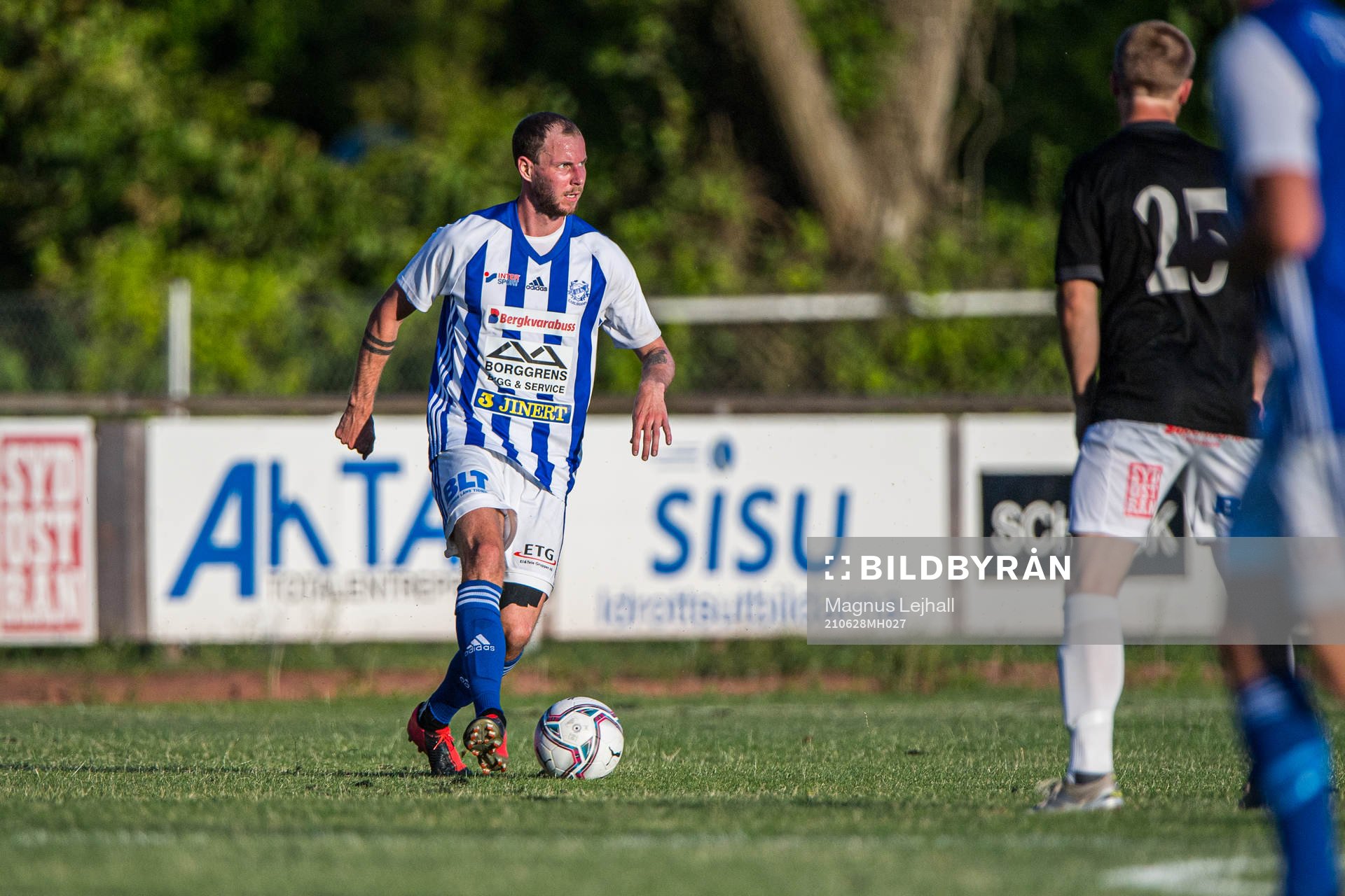 Karlshamns Adam Nensén under fotbollsmatchen i Division 2 Södra Götaland mellan Sölvesborg och Karlshamn den 28 juni 2021 i Sölvesborg.