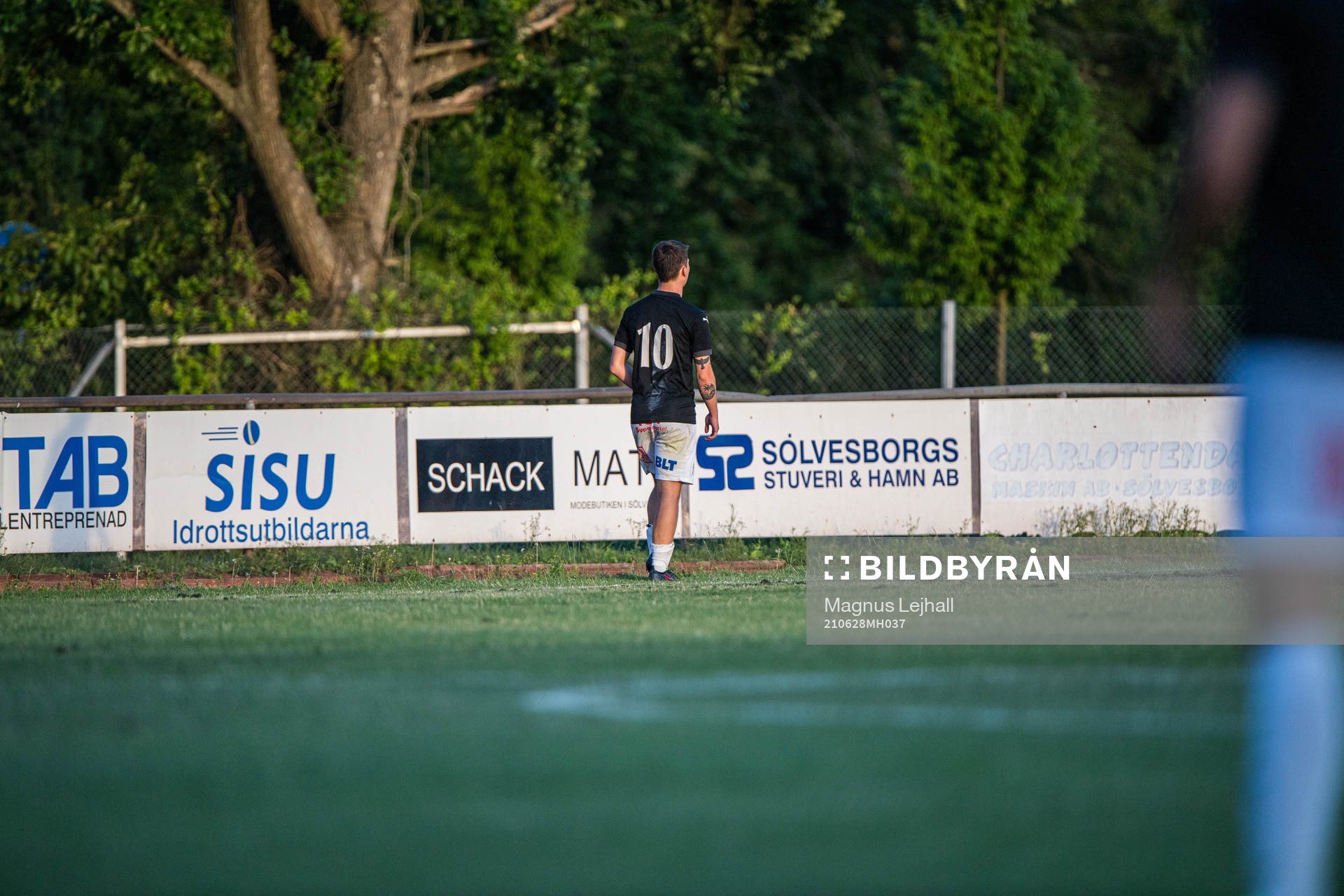 Sölvesborgs Ville Torstensson blir utvisad under fotbollsmatchen i Division 2 Södra Götaland mellan Sölvesborg och Karlshamn den 28 juni 2021 i Sölvesborg.
