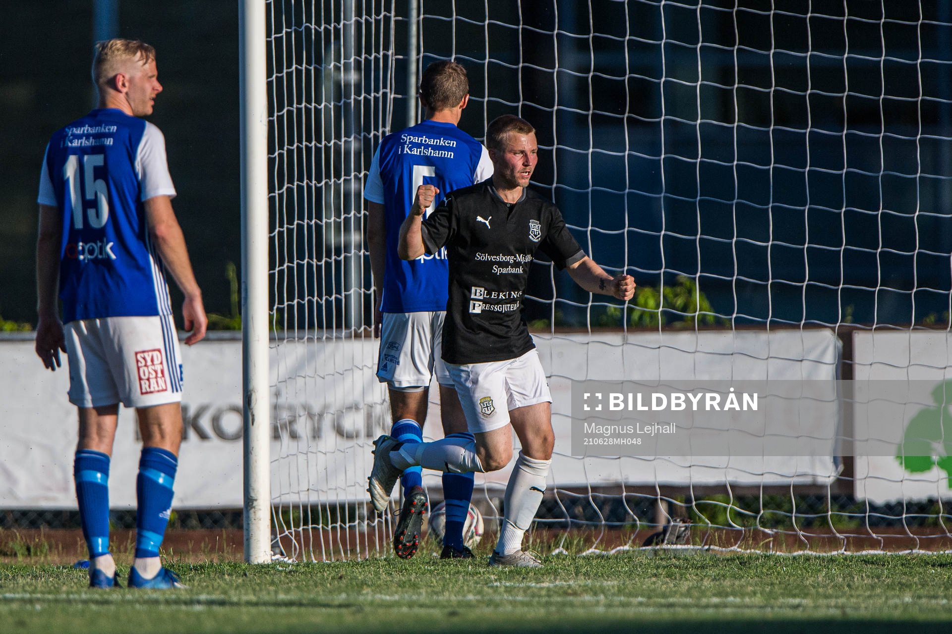 Sölvesborgs Gustaf Lindroth jublar efter 1-0 under fotbollsmatchen i Division 2 Södra Götaland mellan Sölvesborg och Karlshamn den 28 juni 2021 i Sölvesborg.