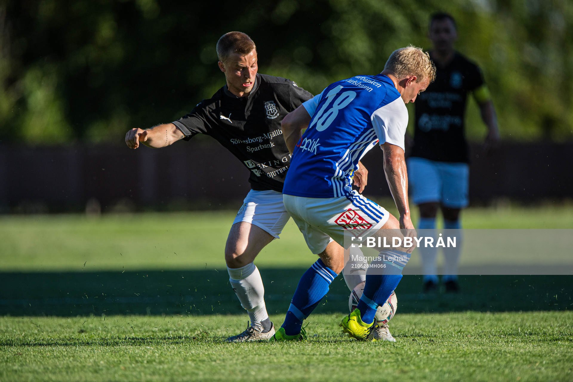 Sölvesborgs Gustaf Lindroth och Karlshamns Timmie Liljegren under fotbollsmatchen i Division 2 Södra Götaland mellan Sölvesborg och Karlshamn den 28 juni 2021 i Sölvesborg.