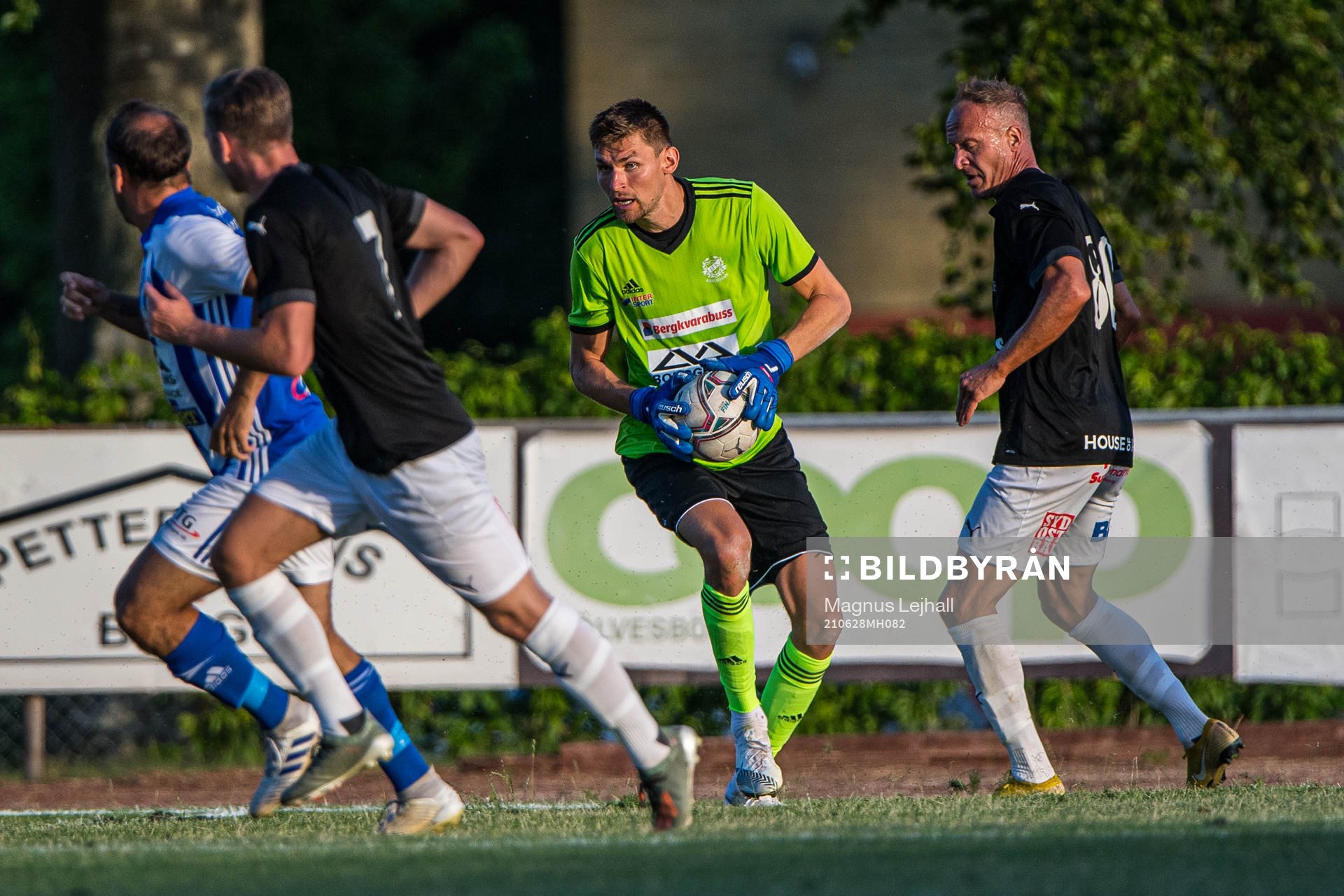 Karlshamns målvakt Hampus Strömberg under fotbollsmatchen i Division 2 Södra Götaland mellan Sölvesborg och Karlshamn den 28 juni 2021 i Sölvesborg.