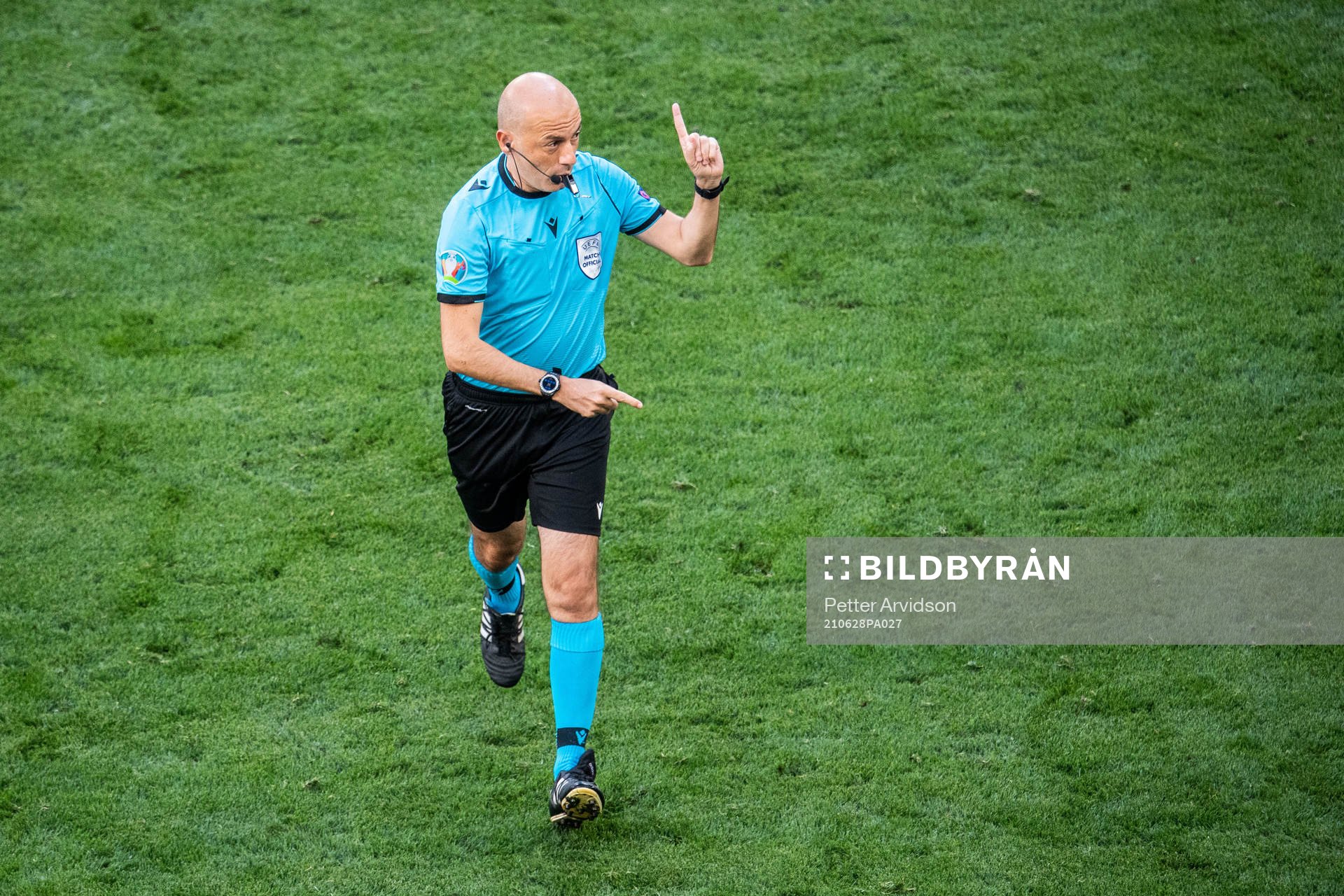 Referee Cuneyt Cakir