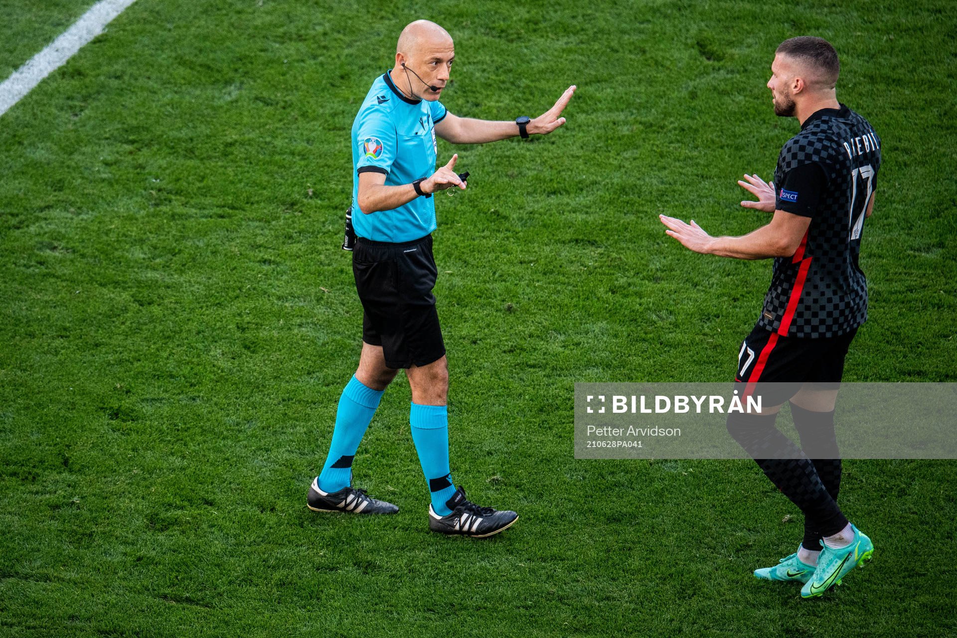 Referee Cuneyt Cakir and Ante Rebic of Croatia