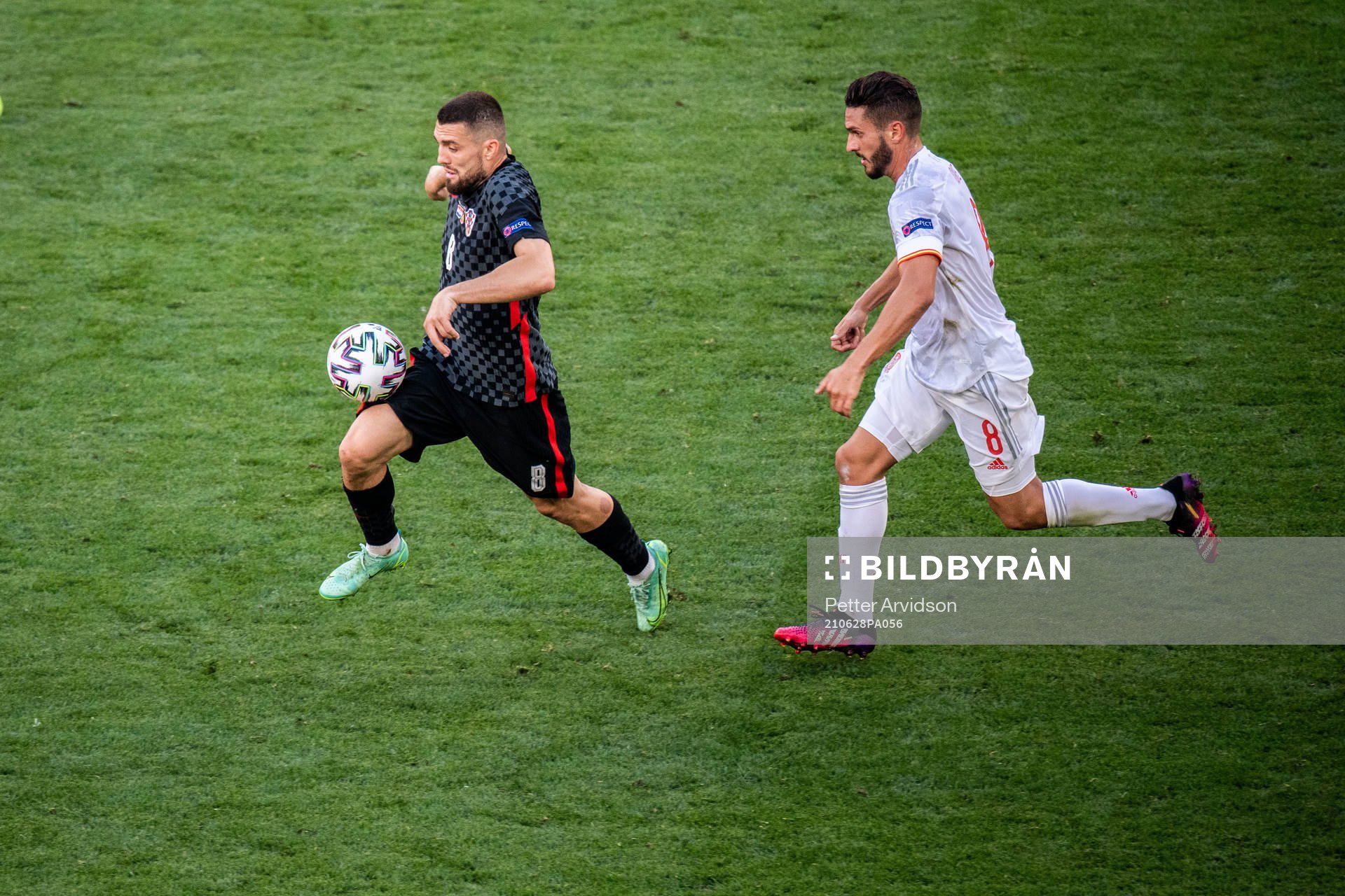 Mateo Kovacic of Croatia and Koke Koke of Spain