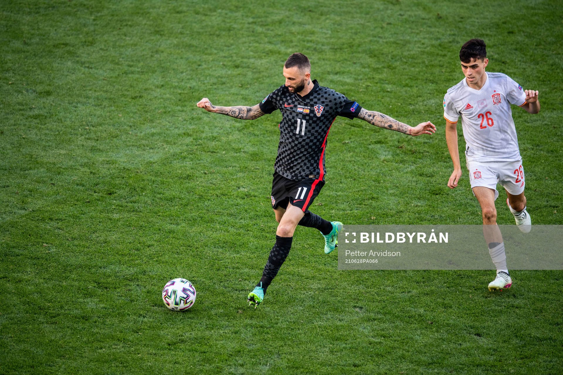 Marcelo Brozovic of Croatia and Pedri Pedri of Spain