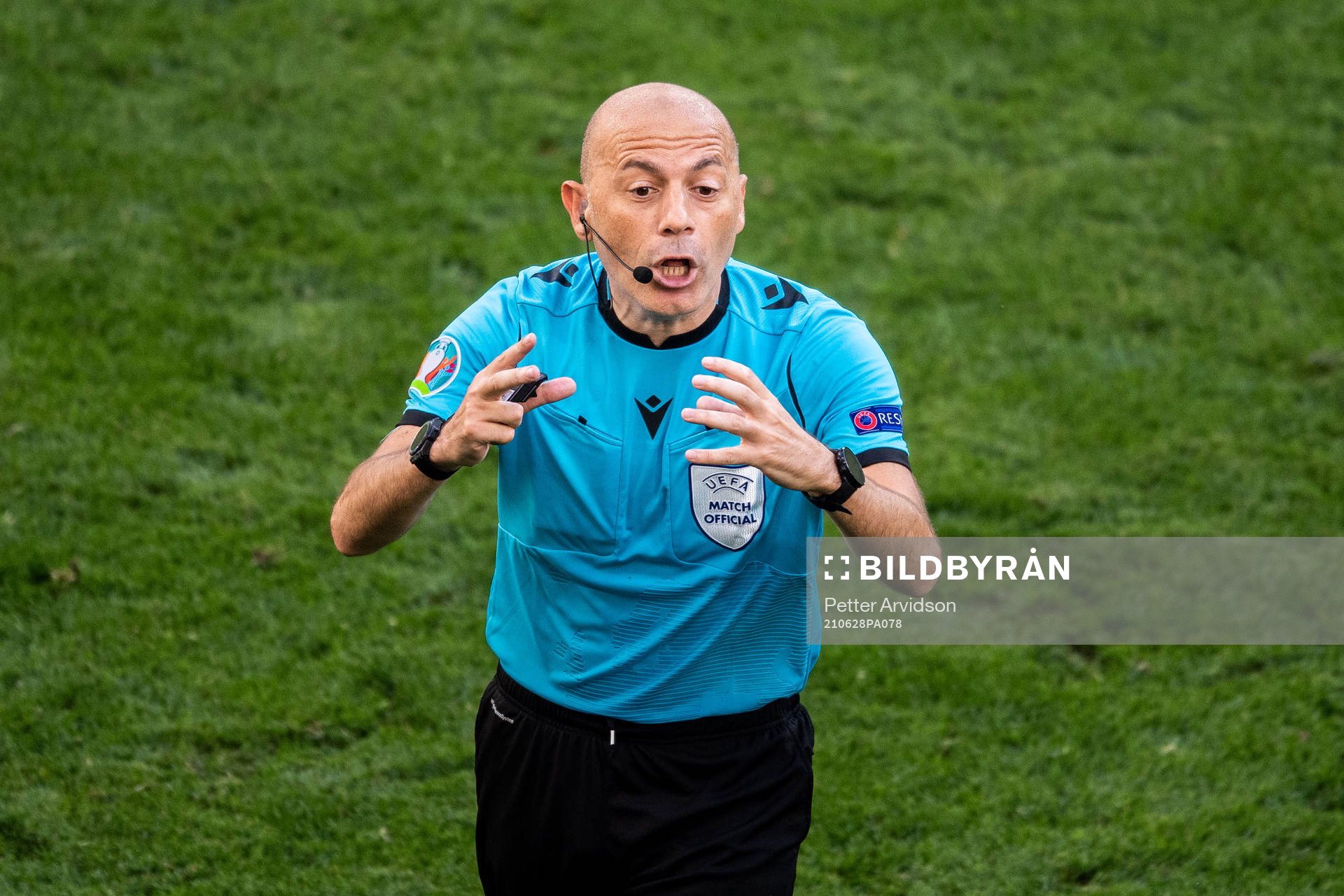 Referee Cuneyt Cakir