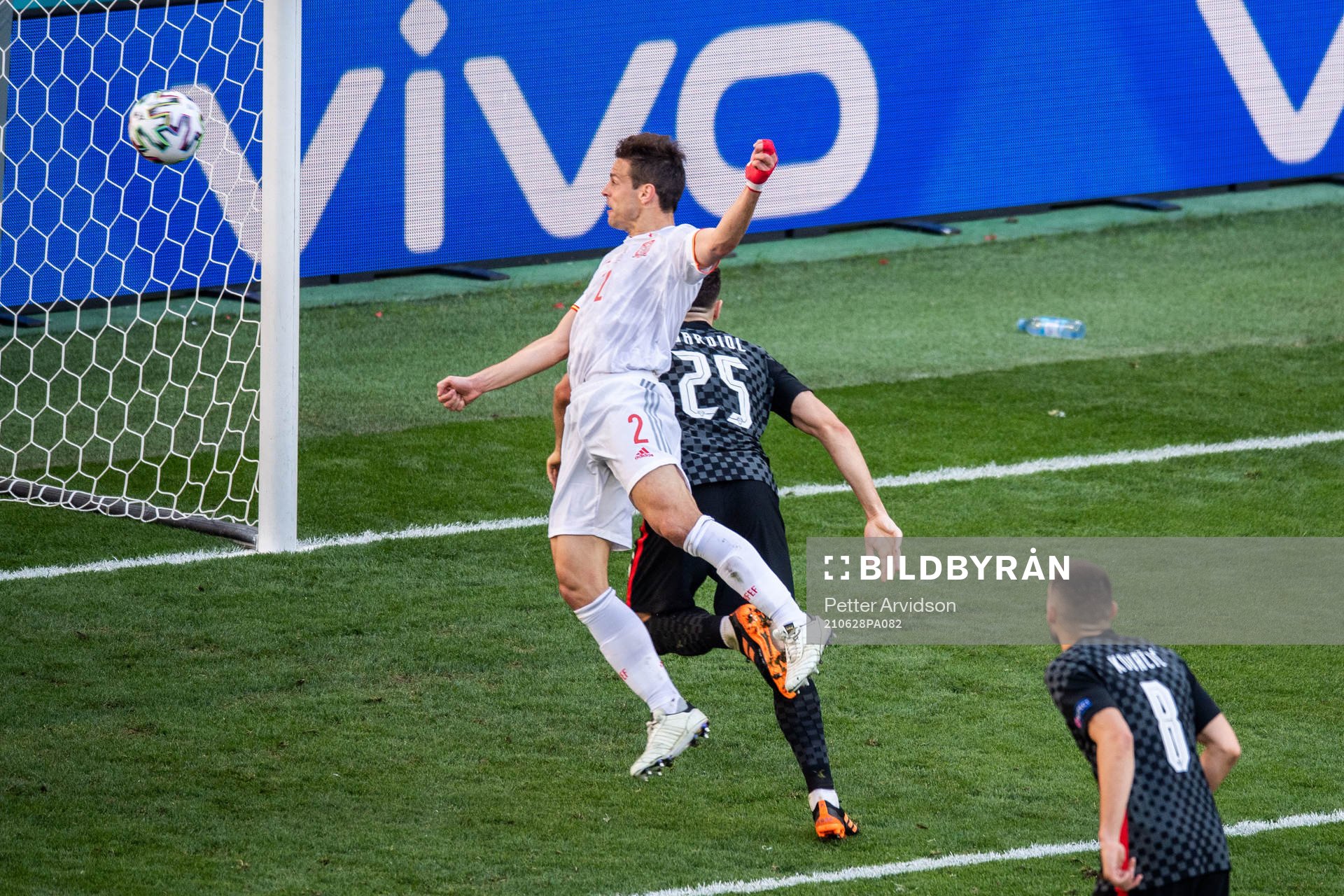 Cesar Azpilicueta of Spain scores 1-2