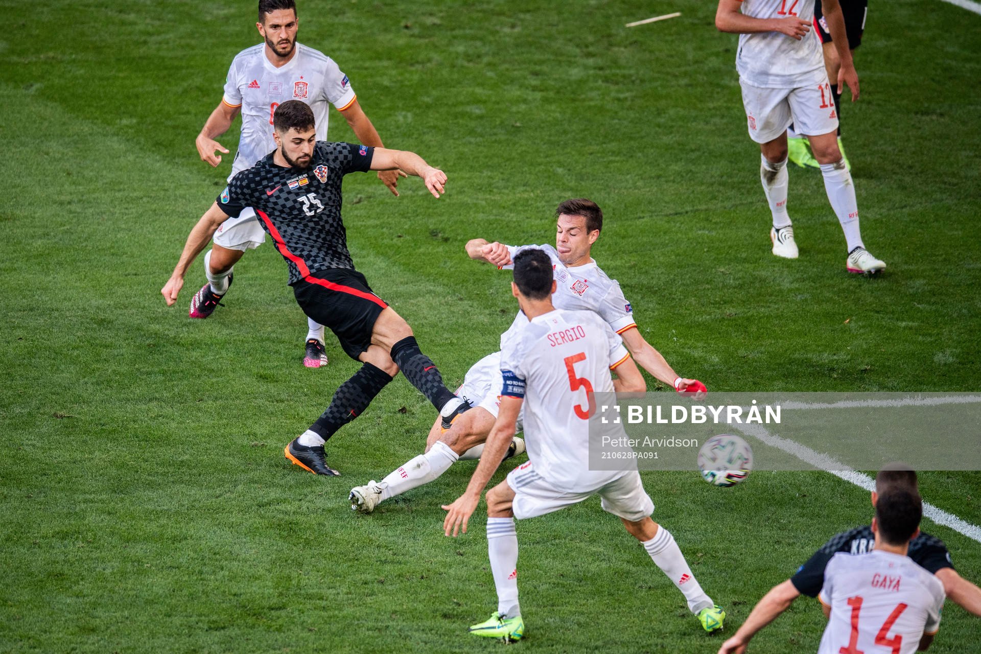 Josko Gvardiol of Croatia and Cesar Azpilicueta of Spain