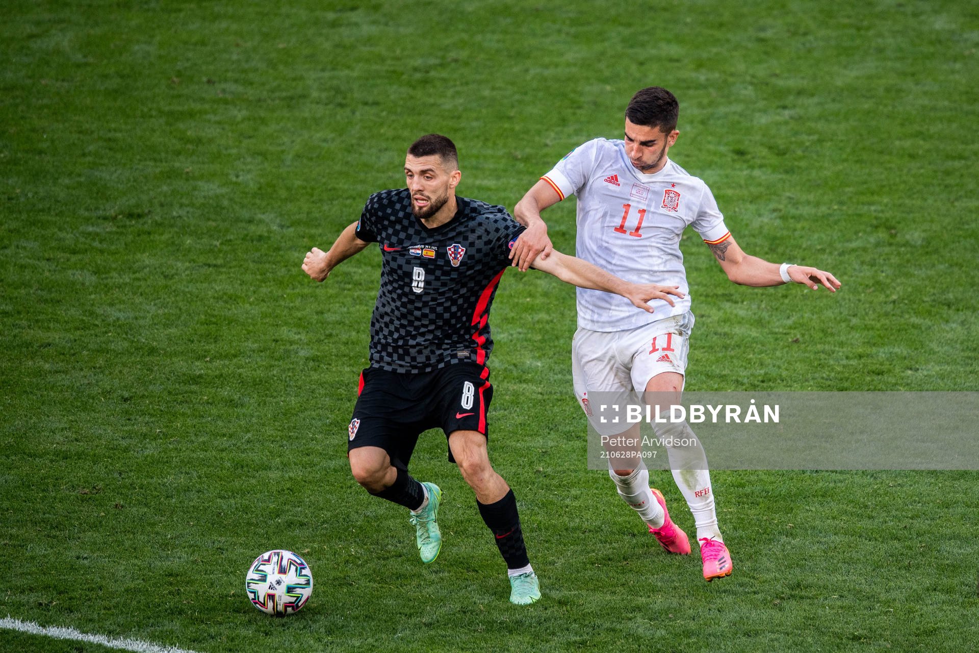 Mateo Kovacic of Croatia and Ferran Torres of Spain