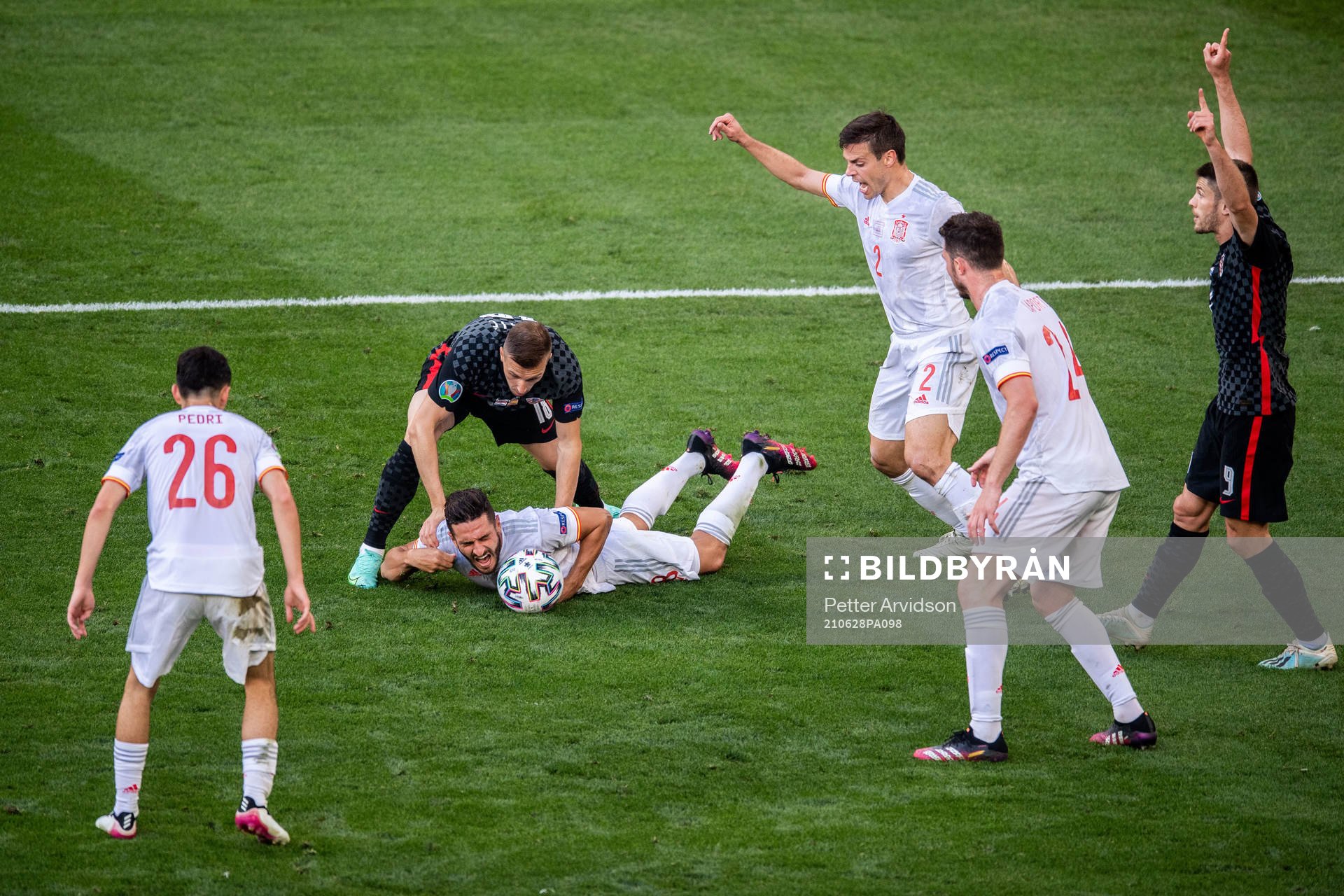 Koke Koke of Spain and Misalv Orsic of Croatia
