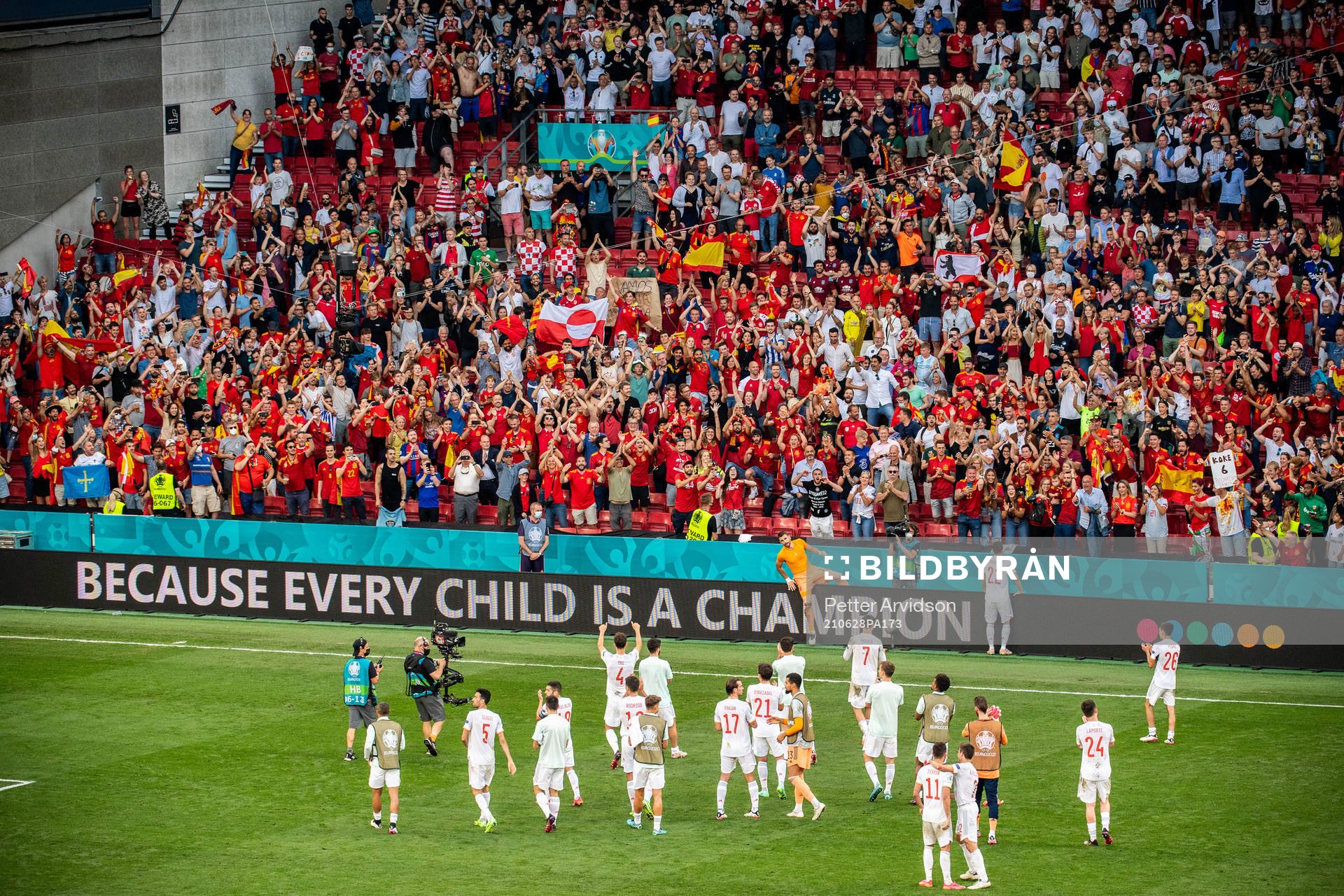 Players of Spain celebrates with fans
