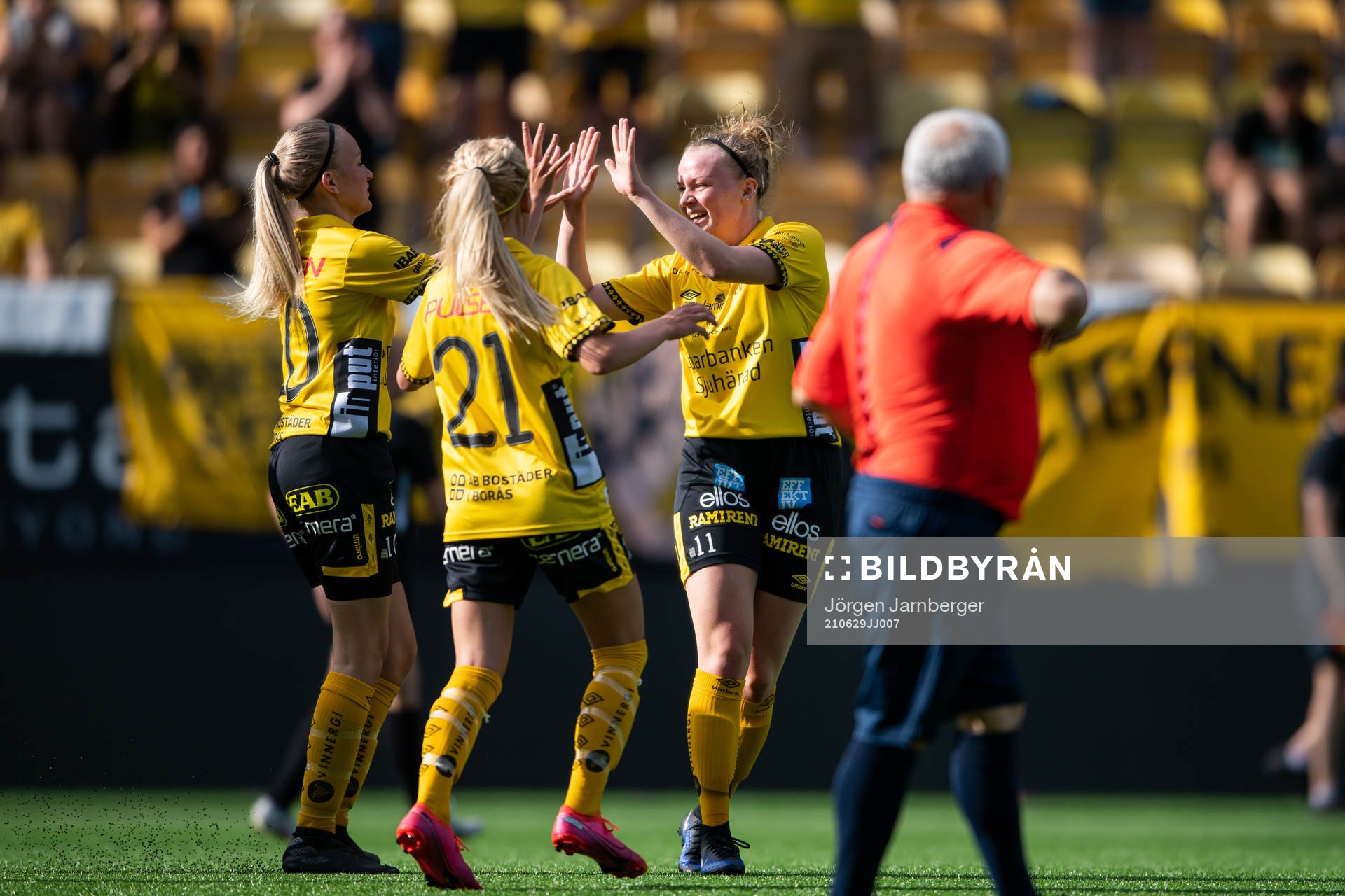 Elfsborgs Leann Nyström jublar med Matilda Ståhlbom Karlsson och Tea Skoglund efter 2-0 under fotbollsmatchen i division 3 västra mellan Elfsborg och Brämhult den 29 juni 2021 i Borås. 