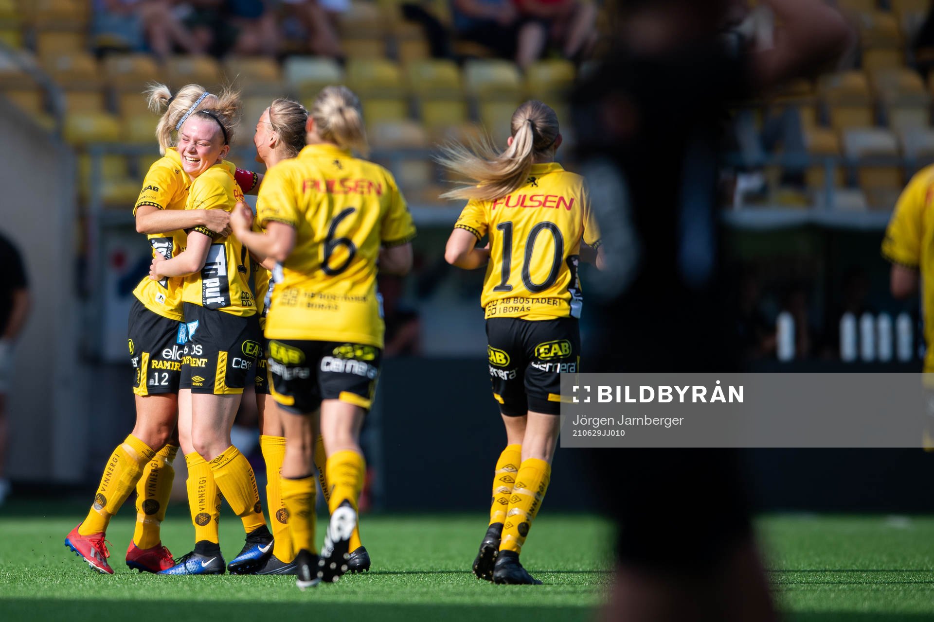 Elfsborgs spelare jublar efter att Ellen Larsson gjort 3-0 under fotbollsmatchen i division 3 västra mellan Elfsborg och Brämhult den 29 juni 2021 i Borås.