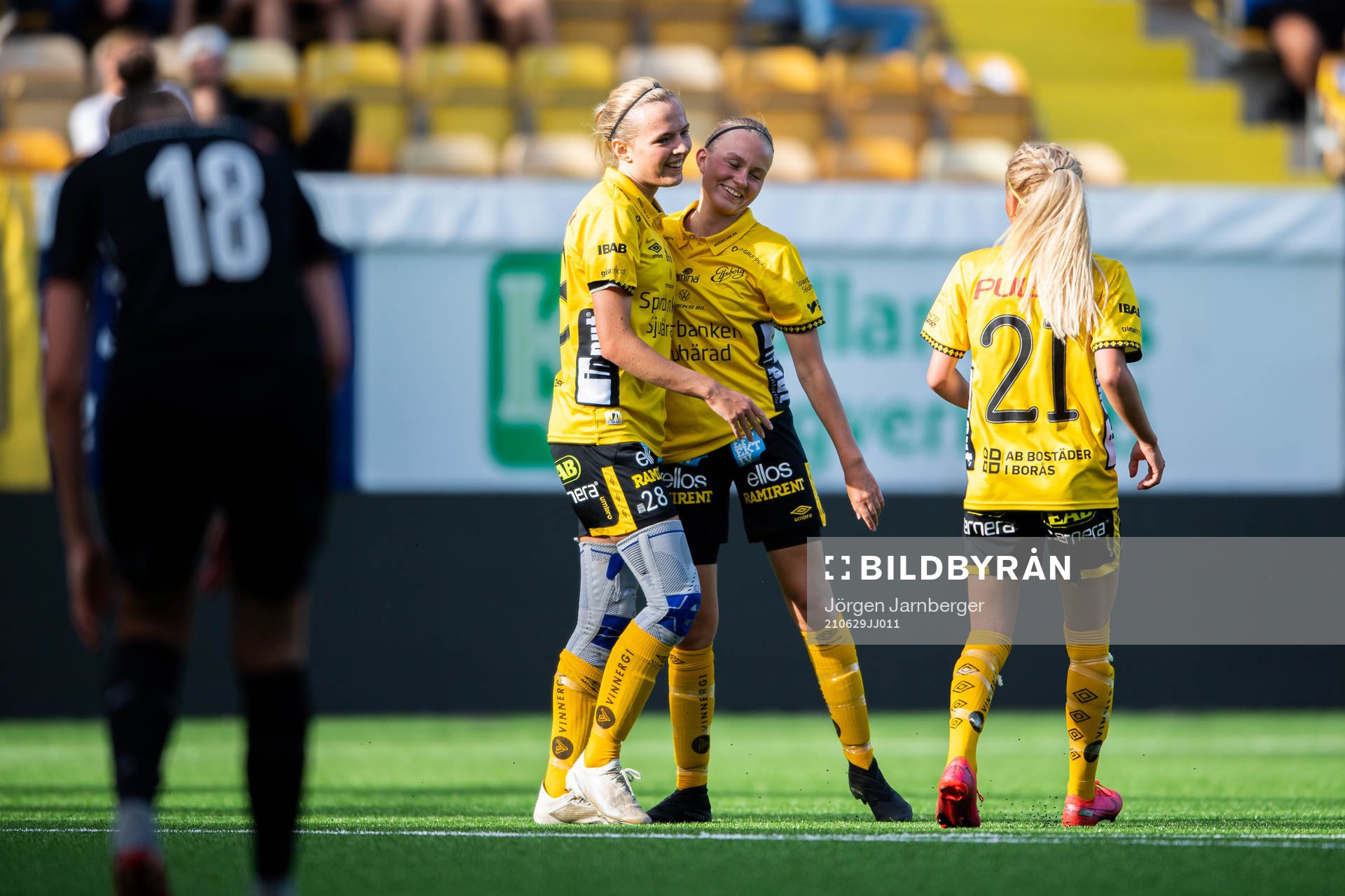 Elfsborgs Maja Wrångemyr kramas om av Matilda Ståhlbom