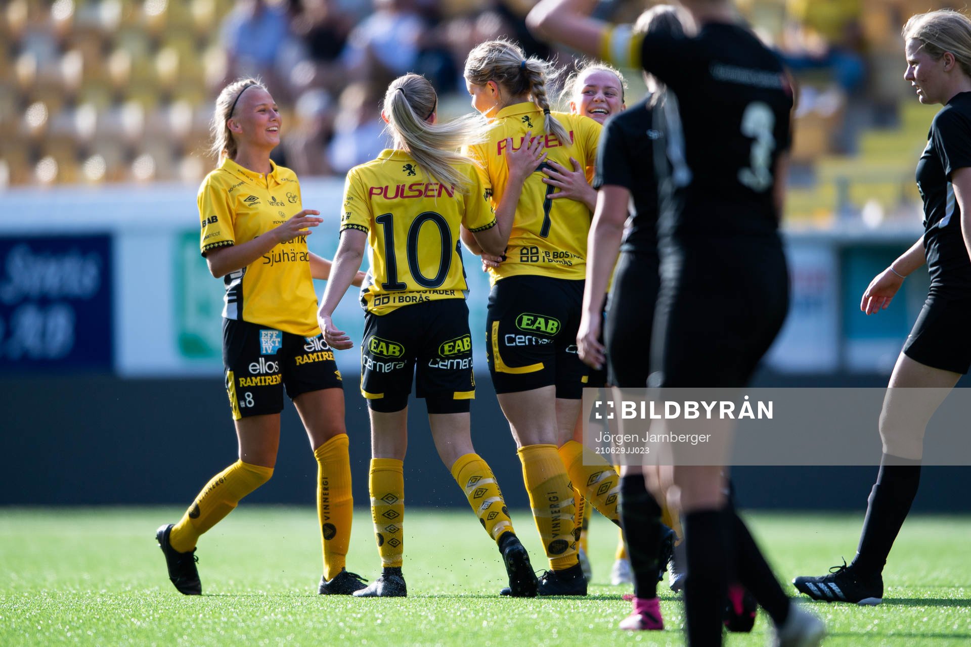 Elfsborgs Elin Dahl jublar med övriga spelare